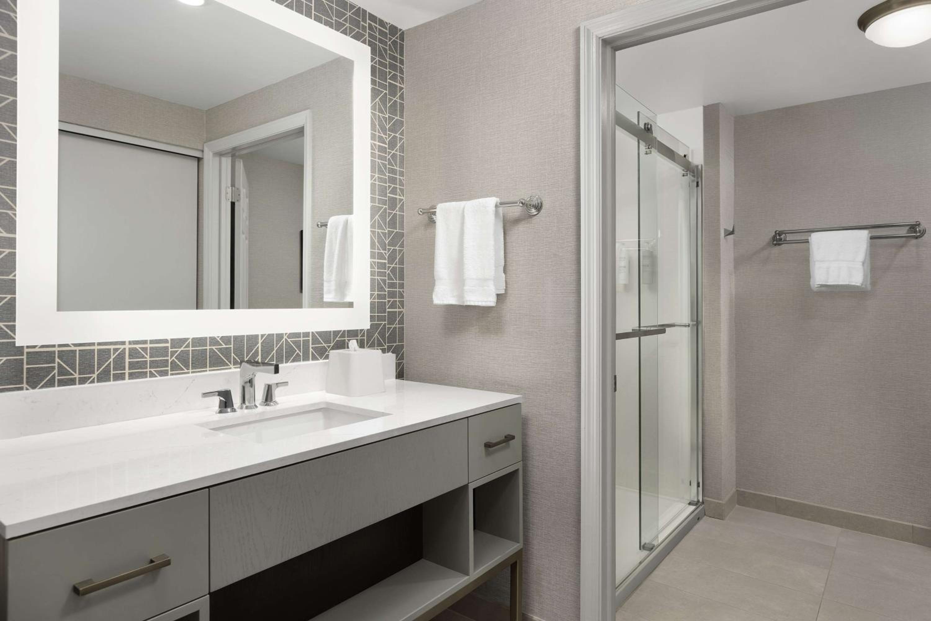 One-Bedroom King Suite - Non-Smoking - Photo 4