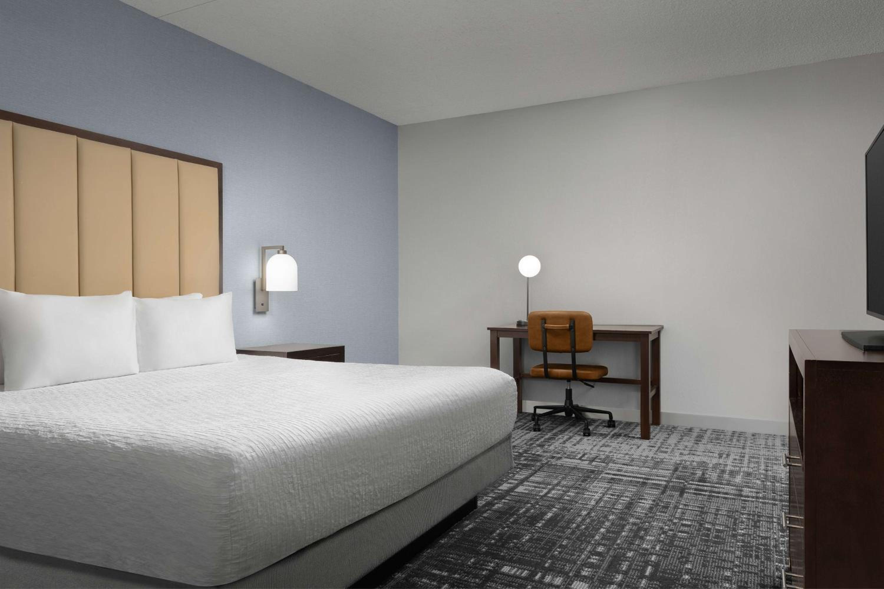 King Suite - Hearing Access/Non-Smoking - Photo 1