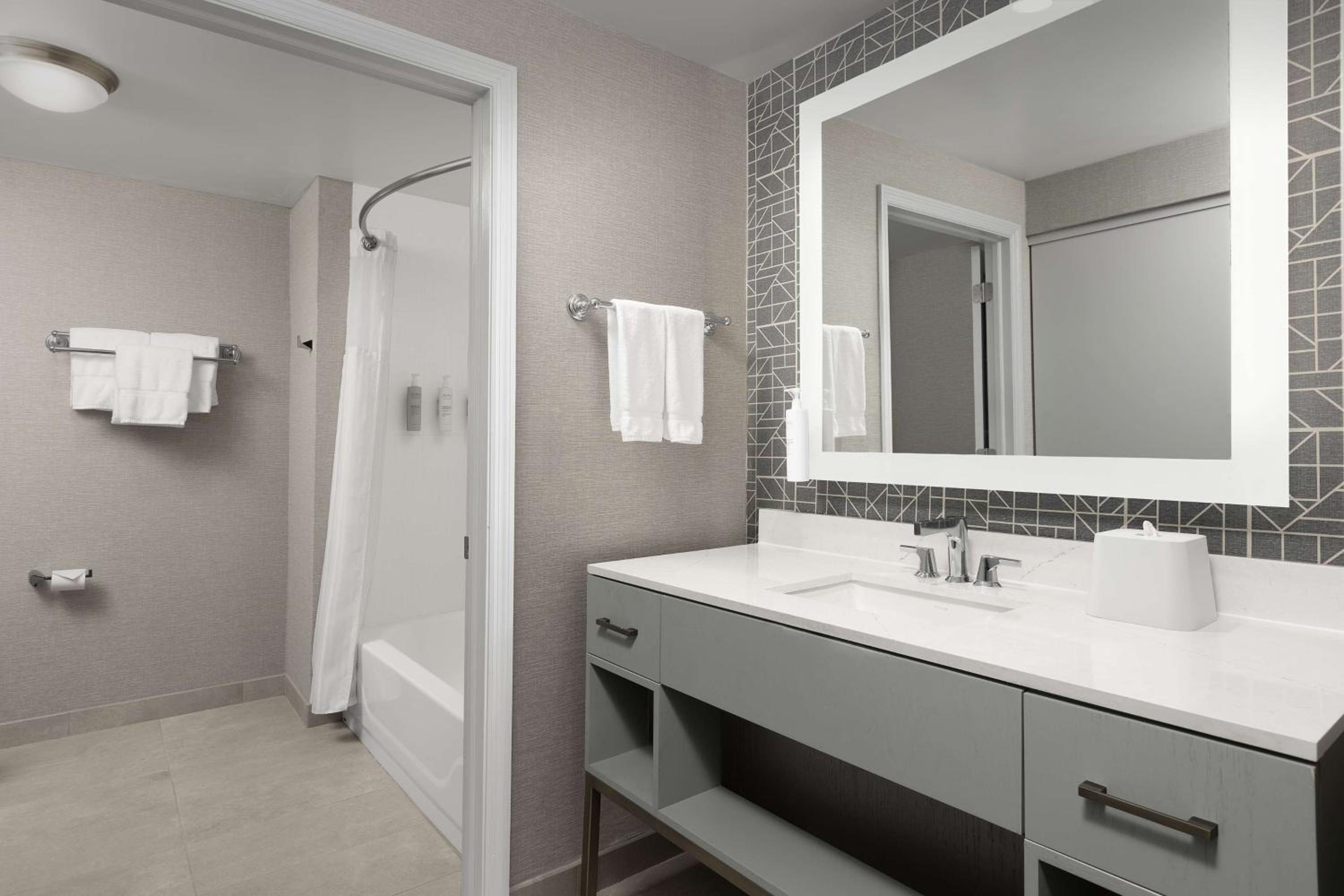 One-Bedroom King Suite - Non-Smoking - Photo 3