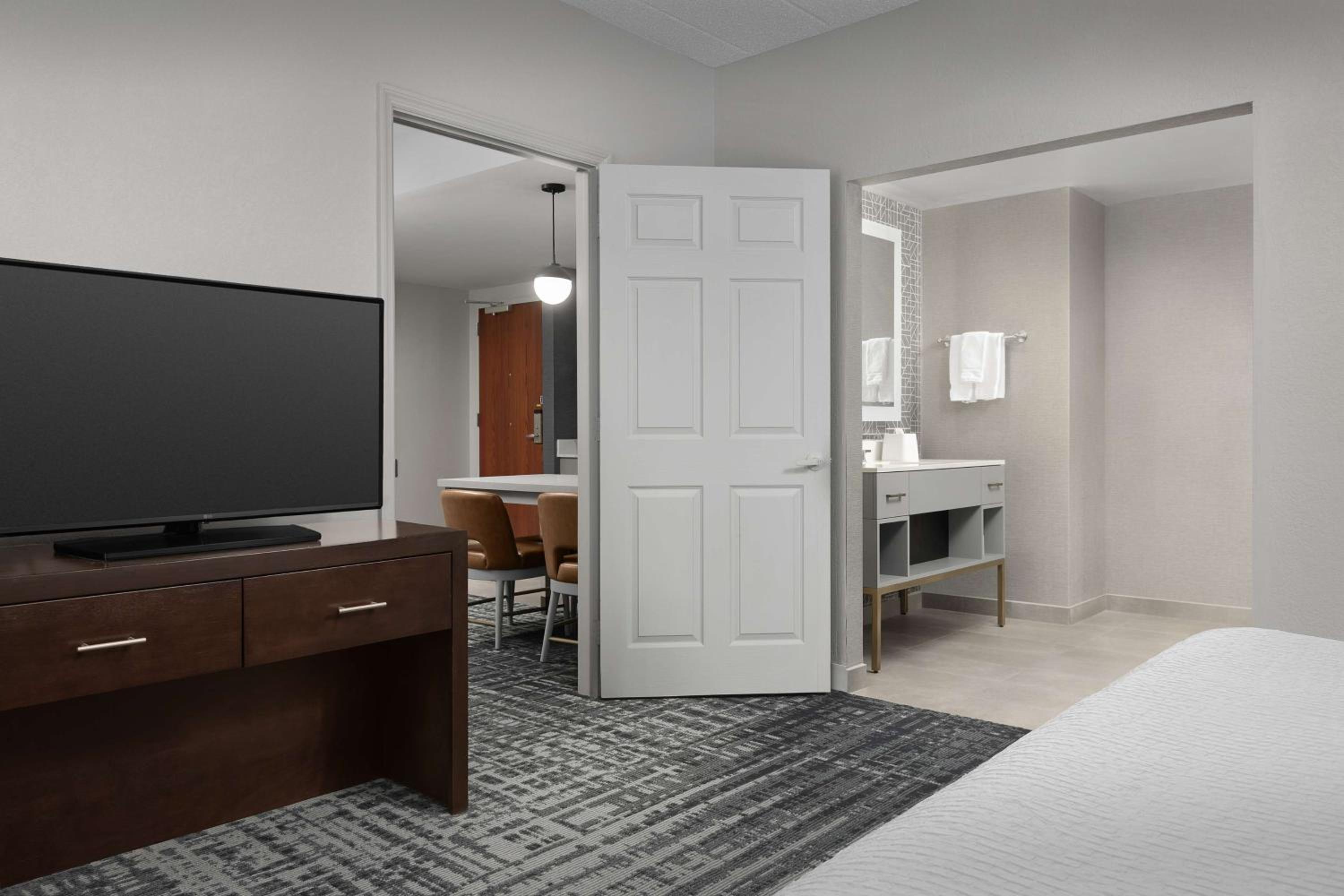 Two-Bedroom Suite - Photo 3