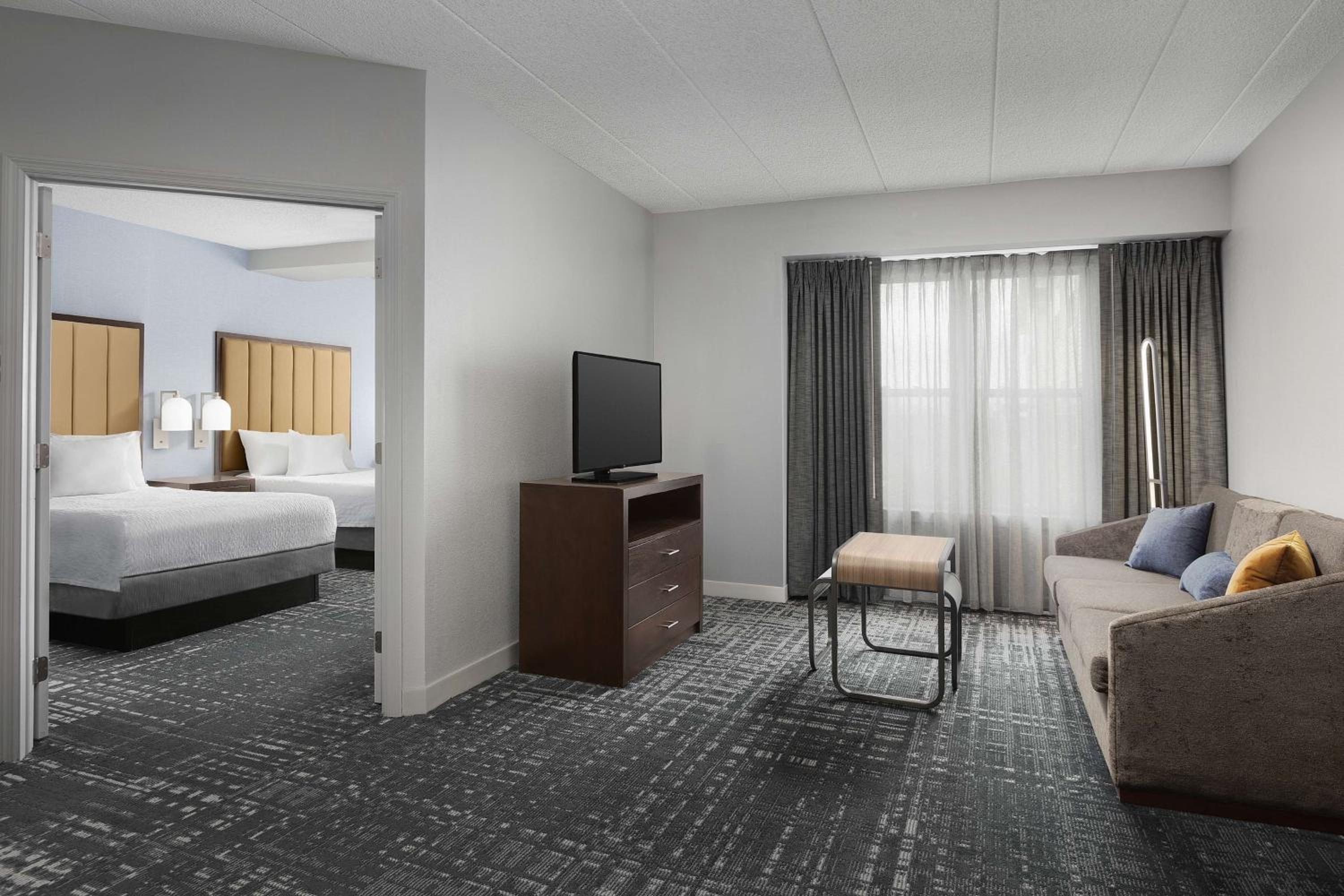 One-Bedroom Queen Suite with Two Queen Beds - Non-Smoking - Photo 3
