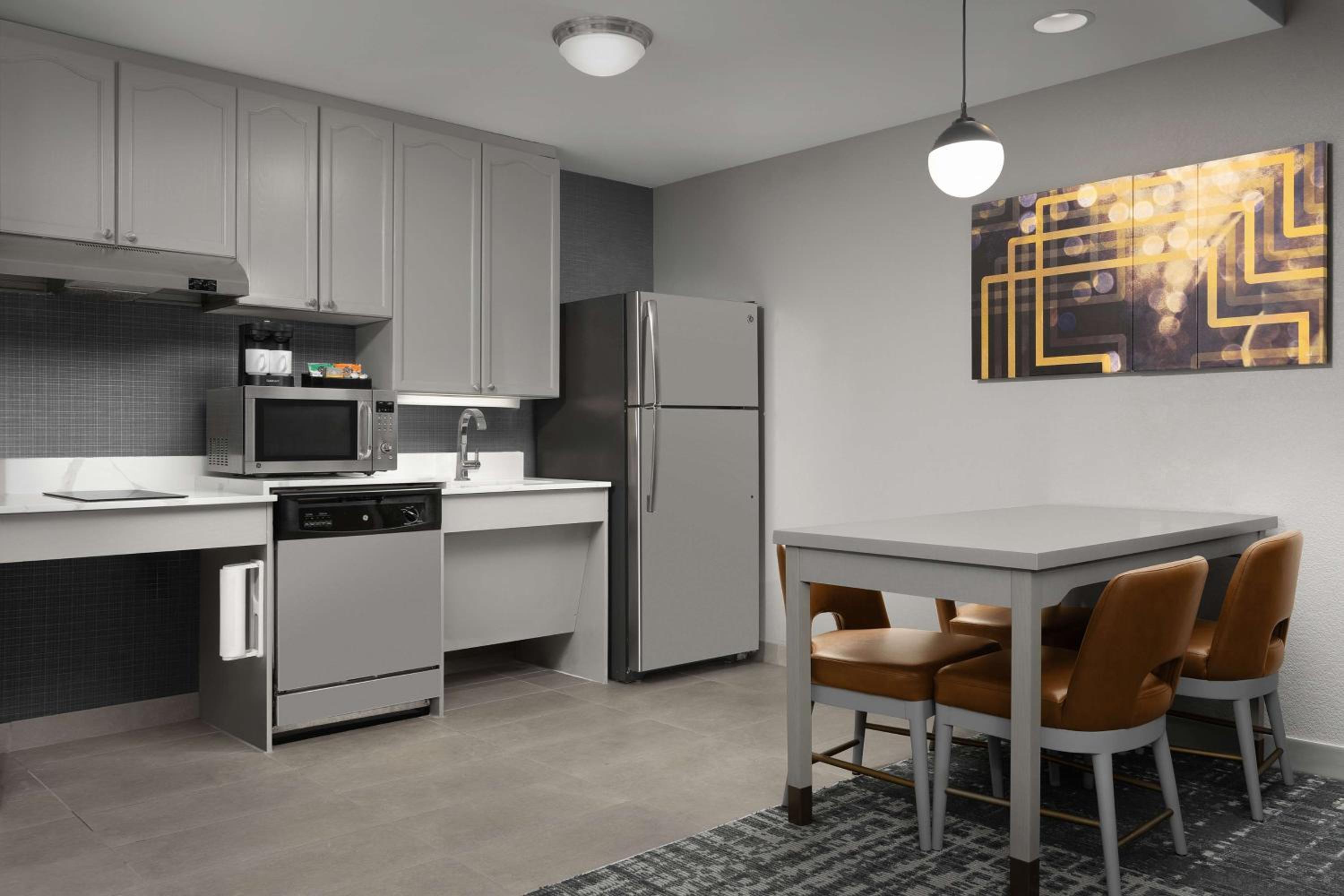 Two-Bedroom Suite - Photo 4