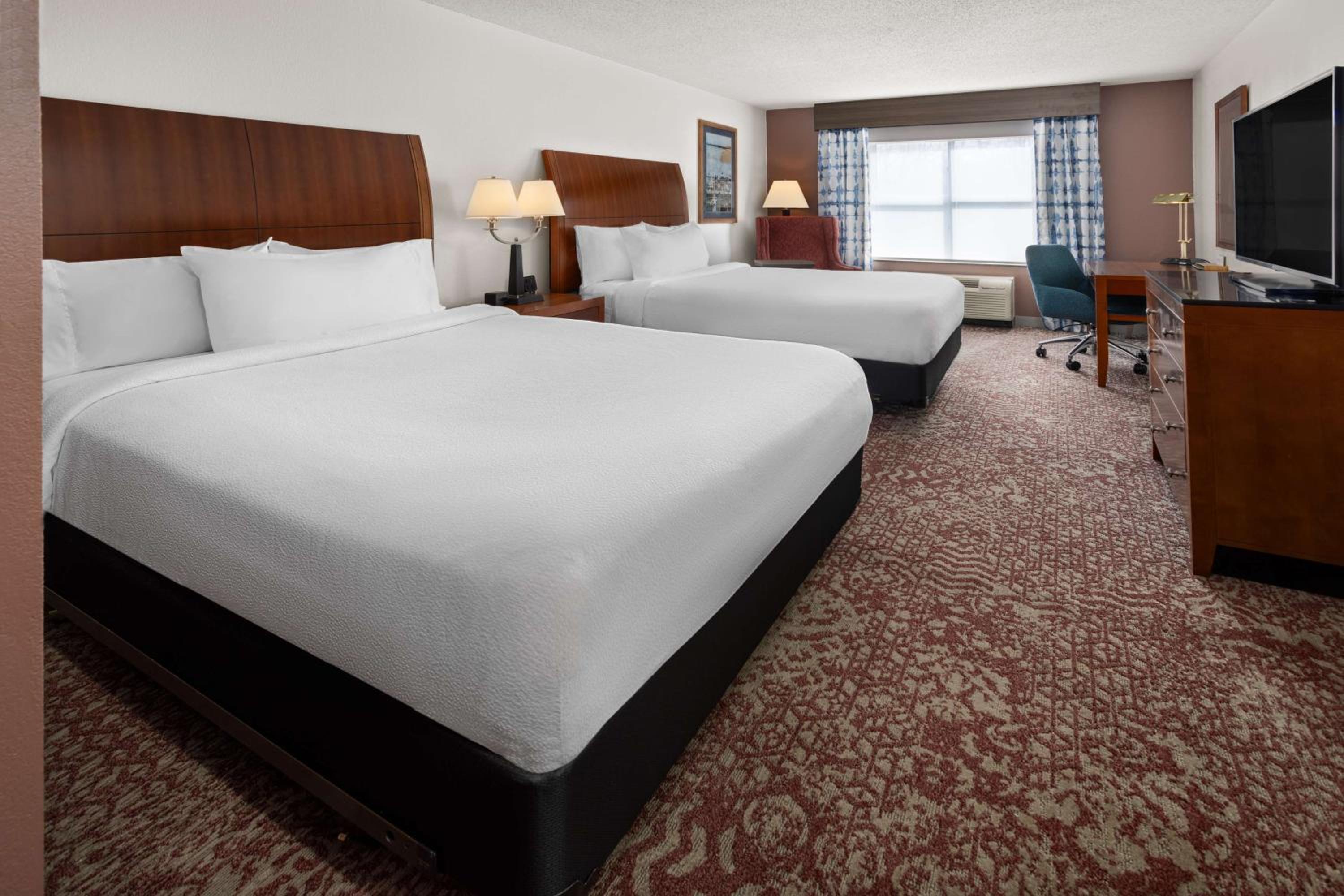 Queen Room with Two Queen Beds - Photo 3