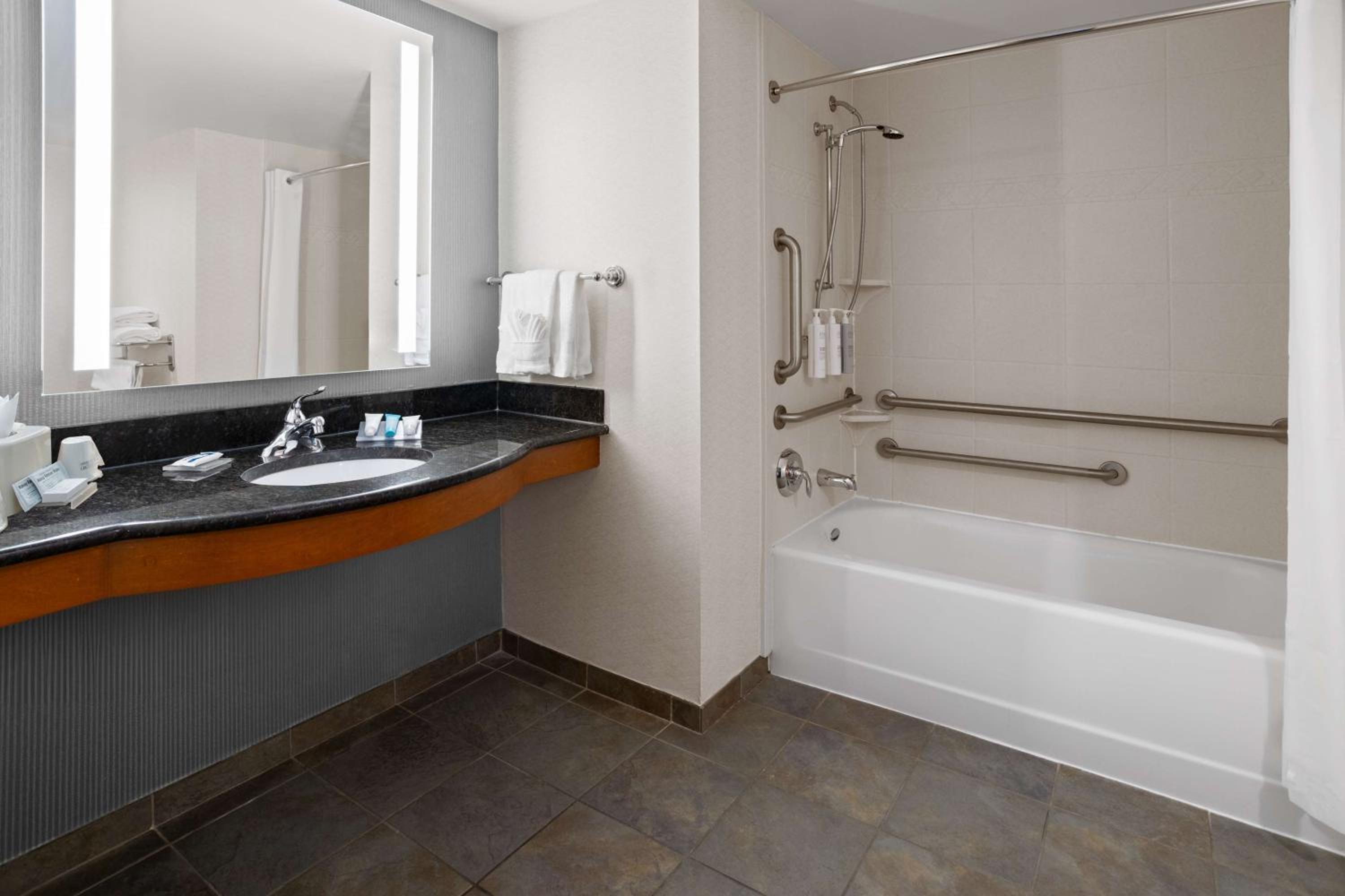 Standard King Room - Disability Access with Bathtub - Photo 2