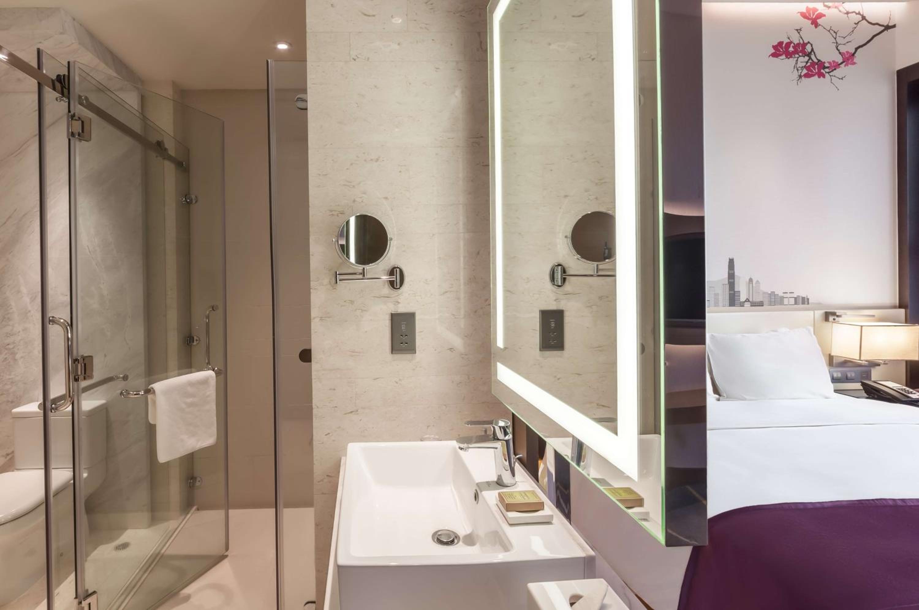 King Junior Suite with Harbor View photo 3