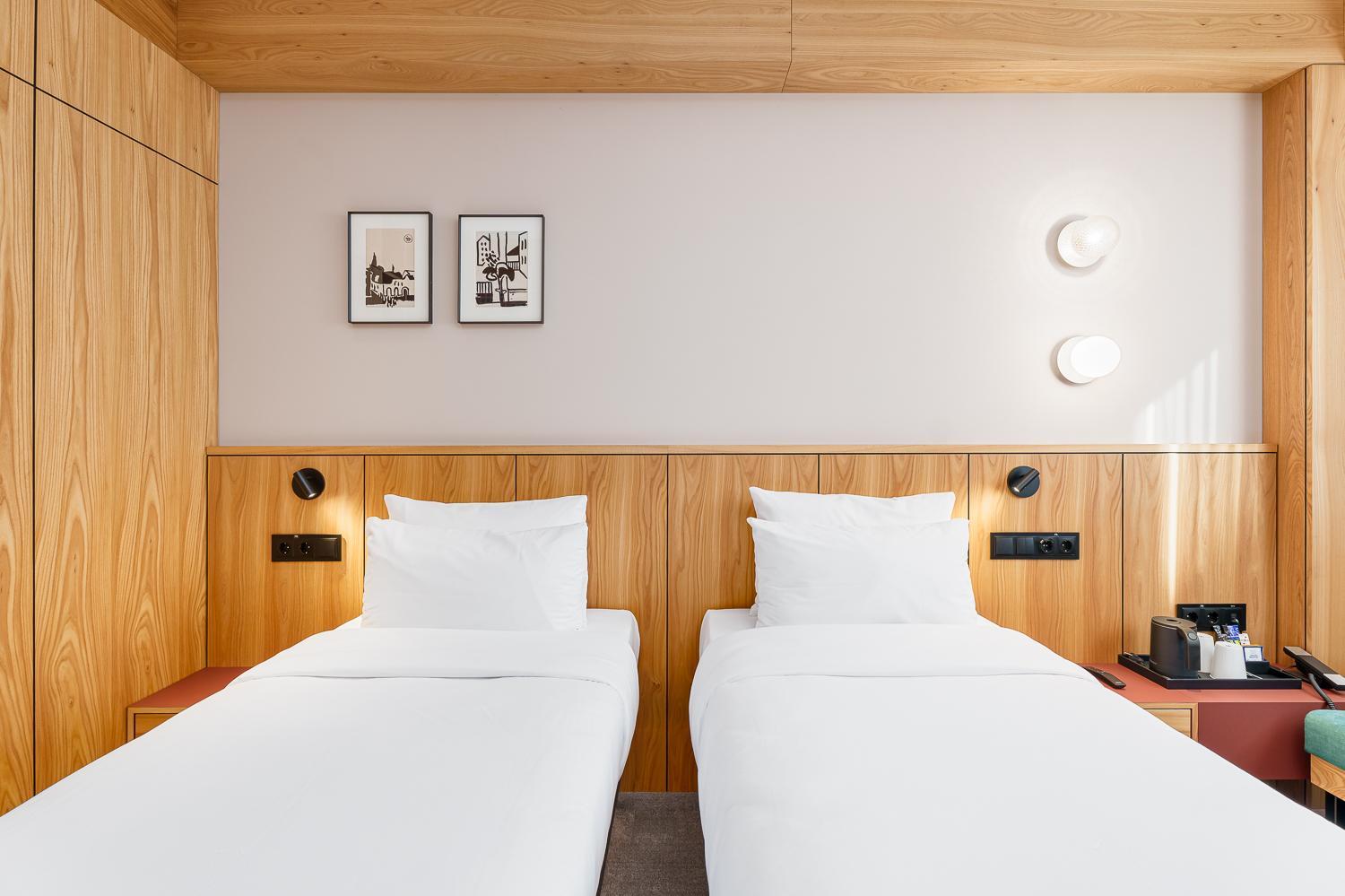 Double or Twin Room with City View - Photo 2