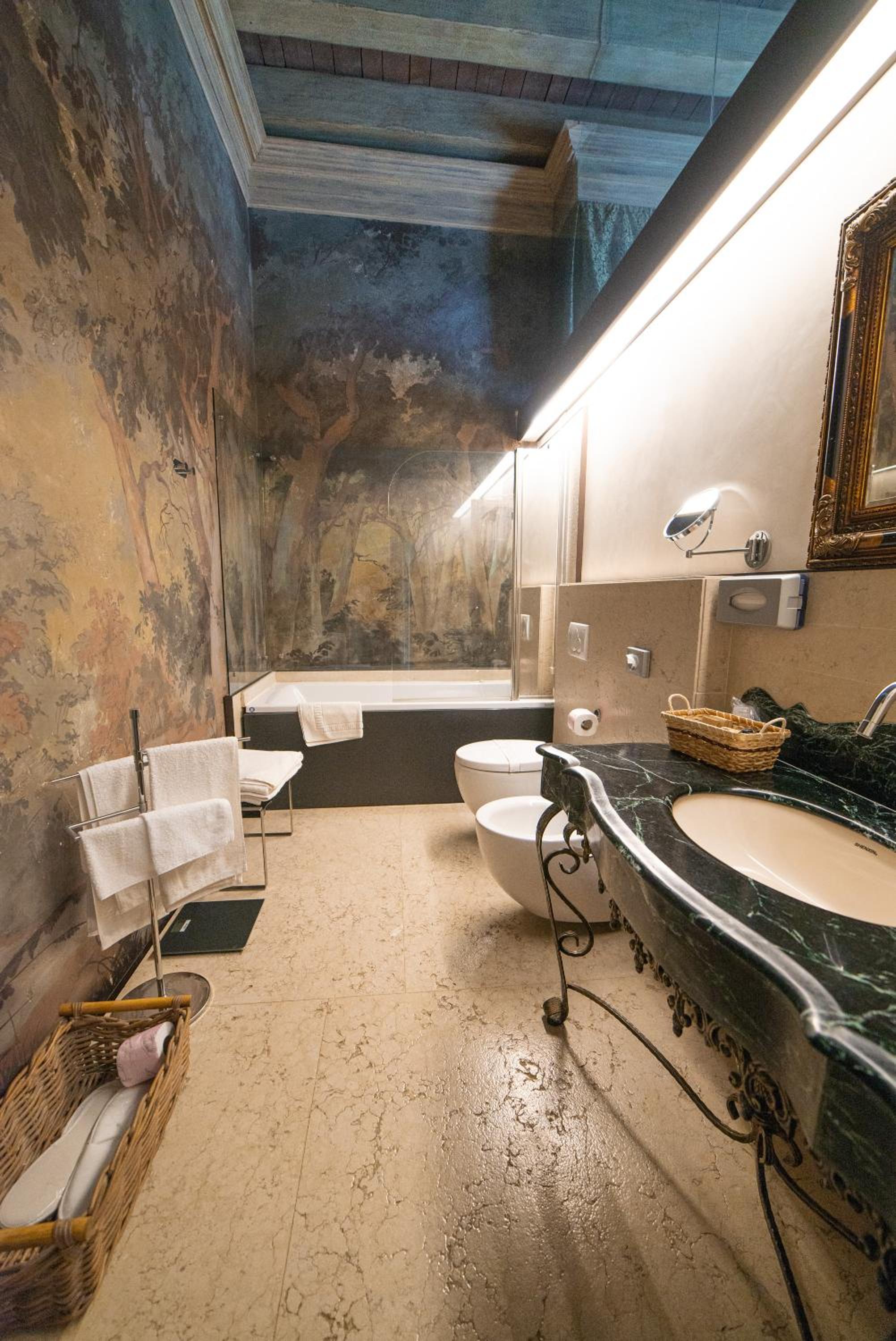 Superior Suite - Photo 8
