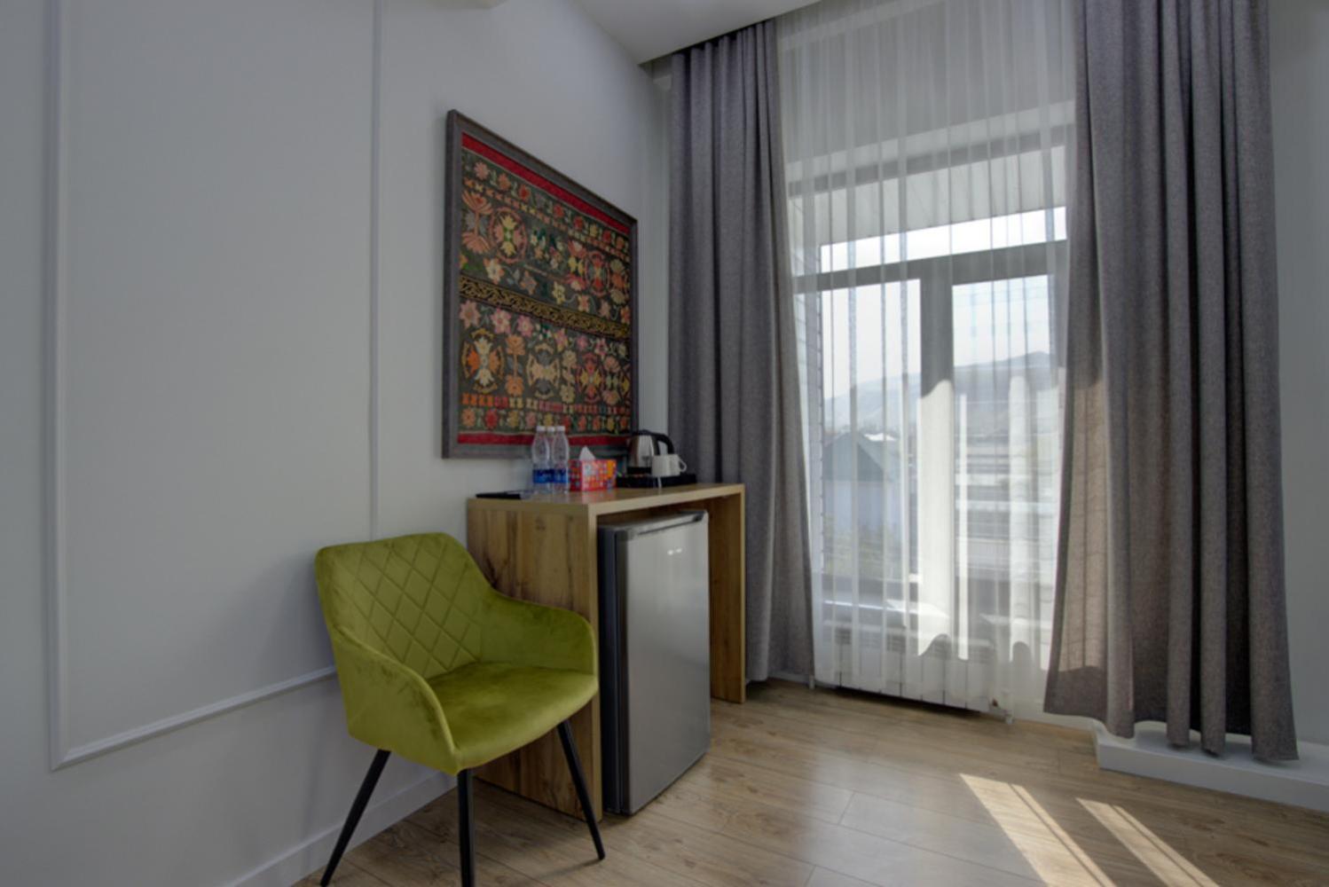 Family Room with Mountain View photo 3