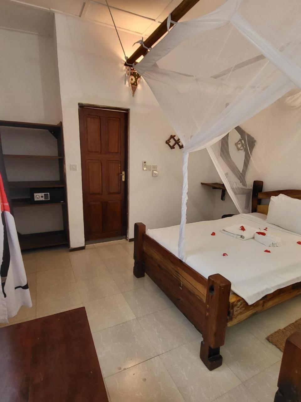 Standard Twin Room - Photo 1