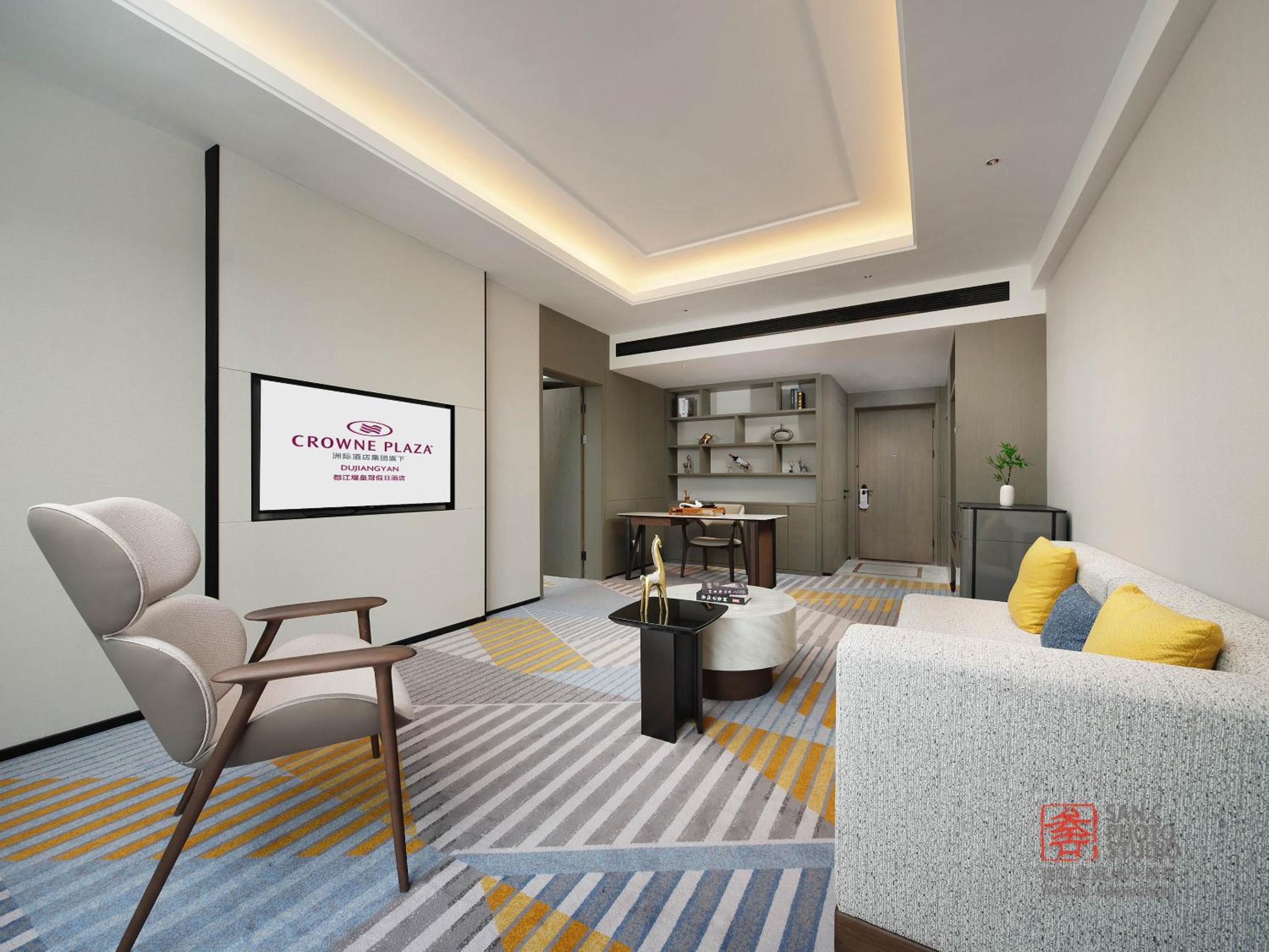1 King One-Bedroom Suite Living Area photo 1