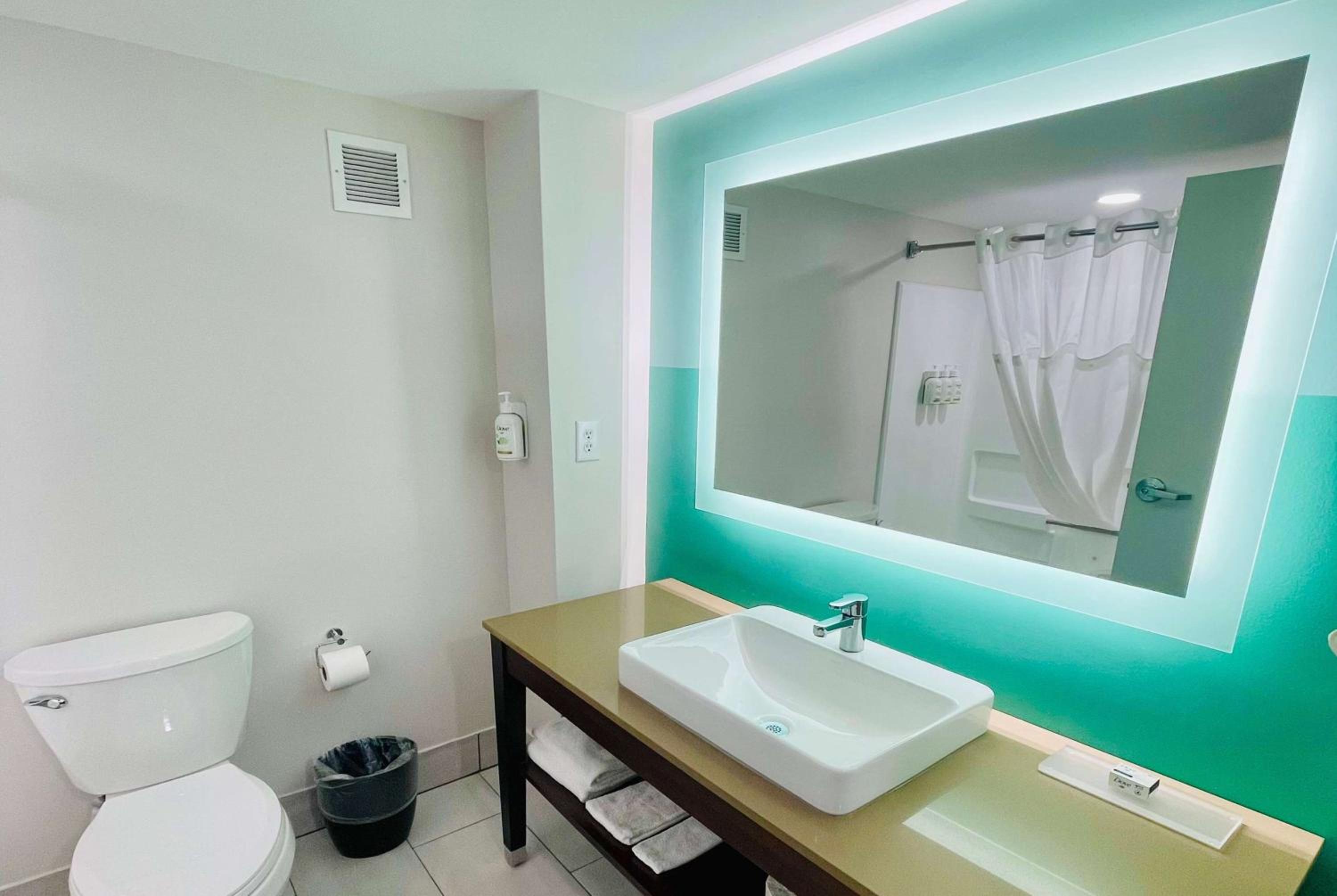 King Room - Non-Smoking - Photo 3