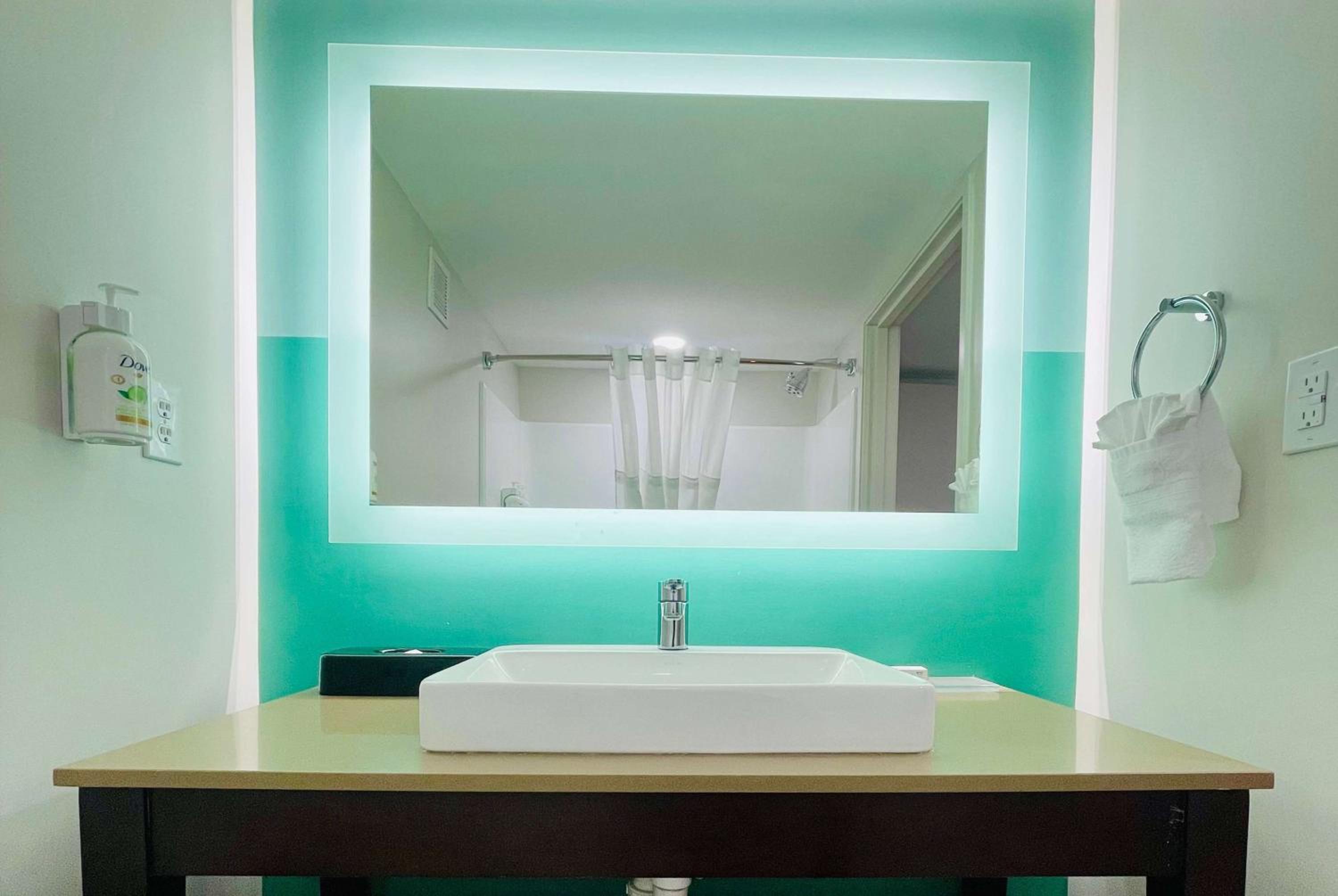 One-Bedroom King Suite, Non-Smoking - Photo 7