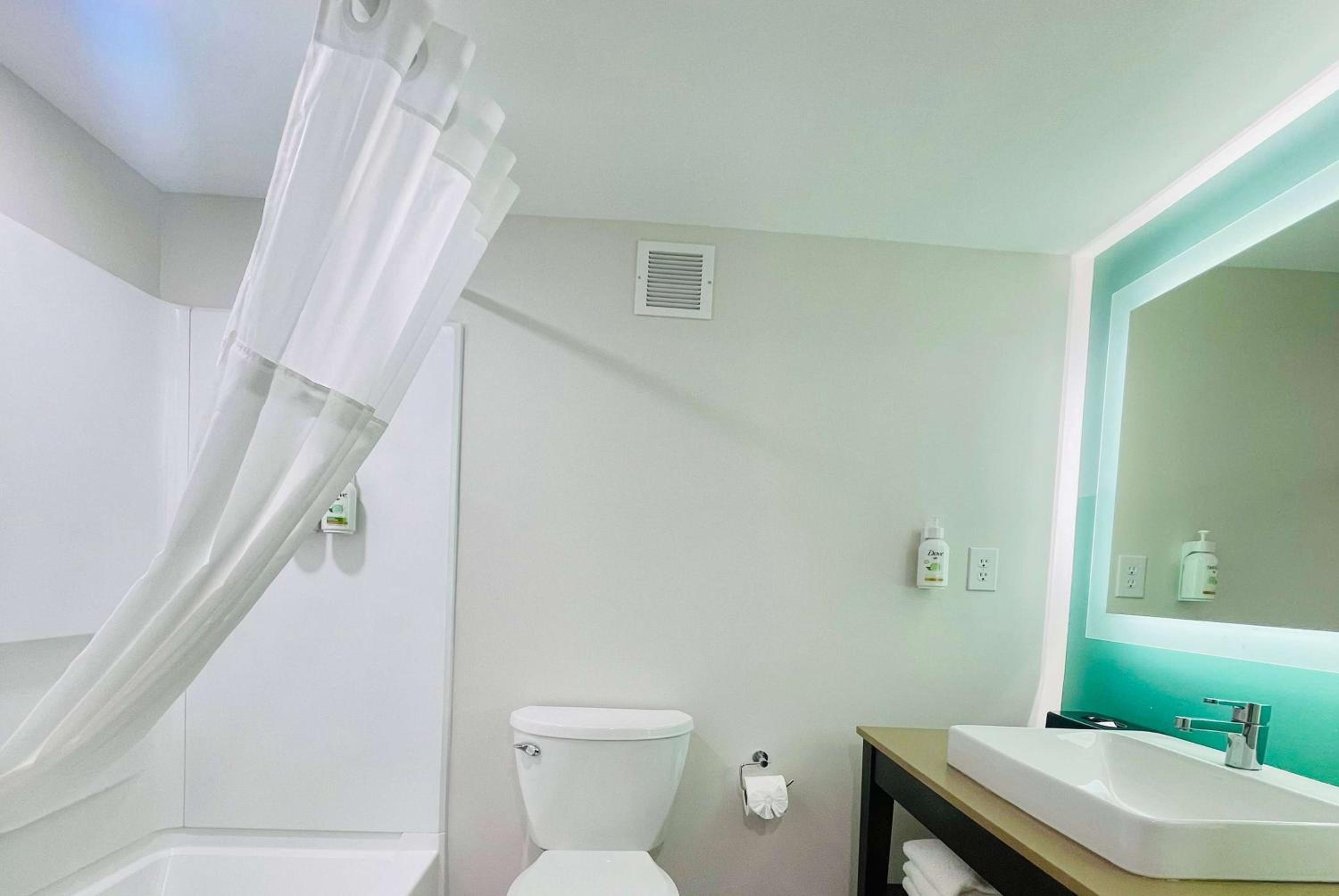 One-Bedroom King Suite, Non-Smoking - Photo 6