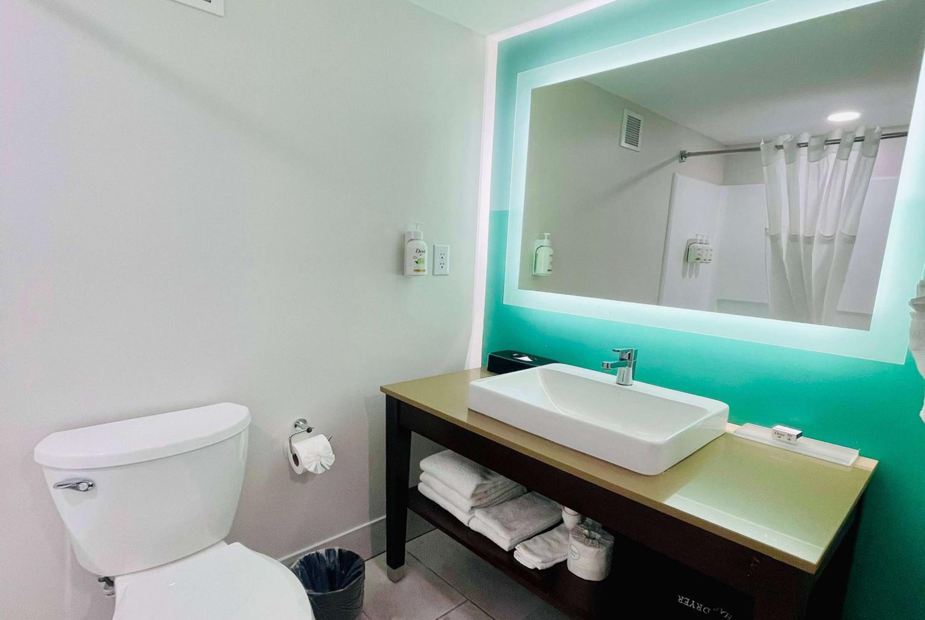 One-Bedroom King Suite, Non-Smoking - Photo 5