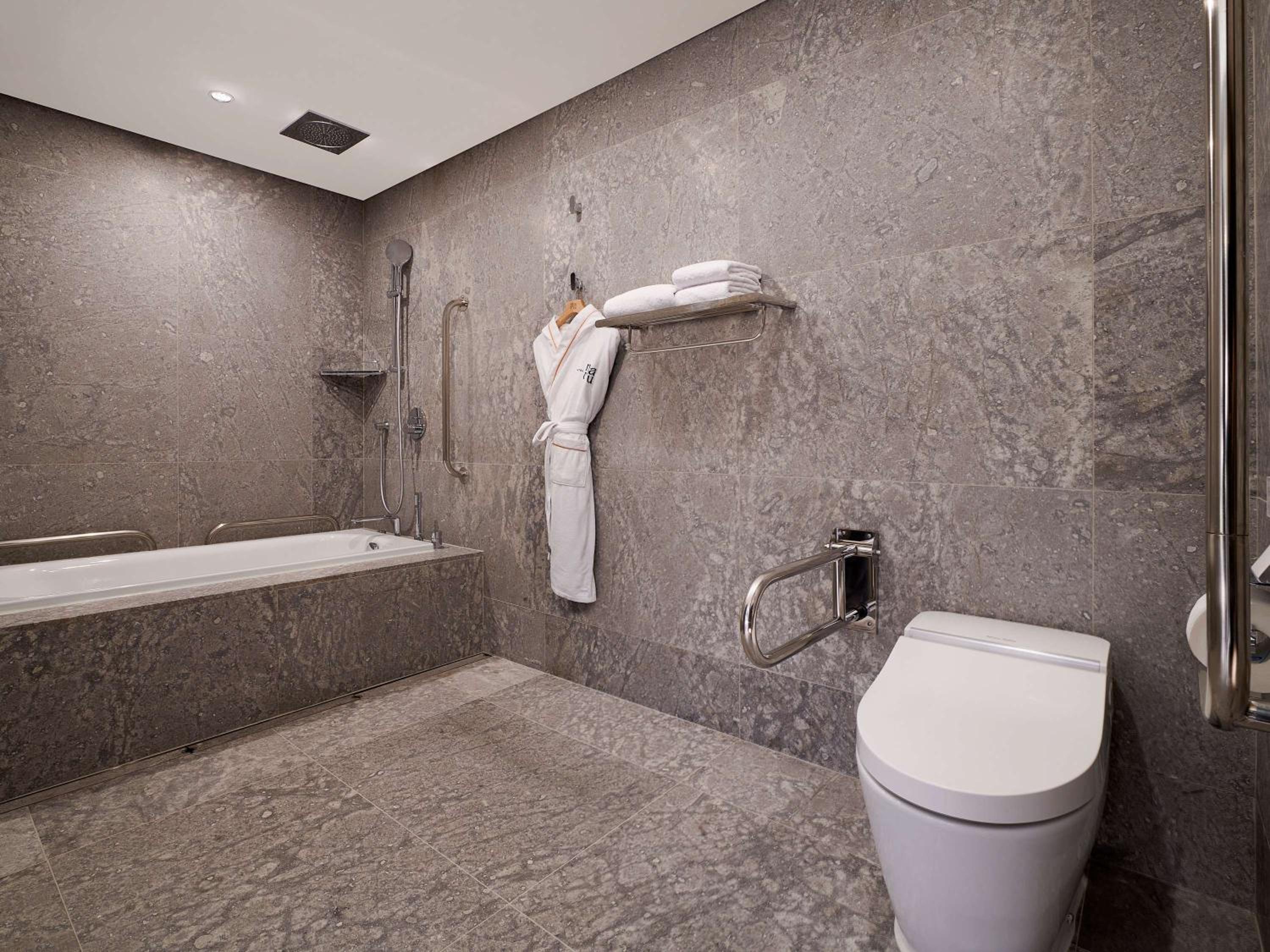 Superior King Room - Disability Access - Floors 3-5 (No View) - Photo 4
