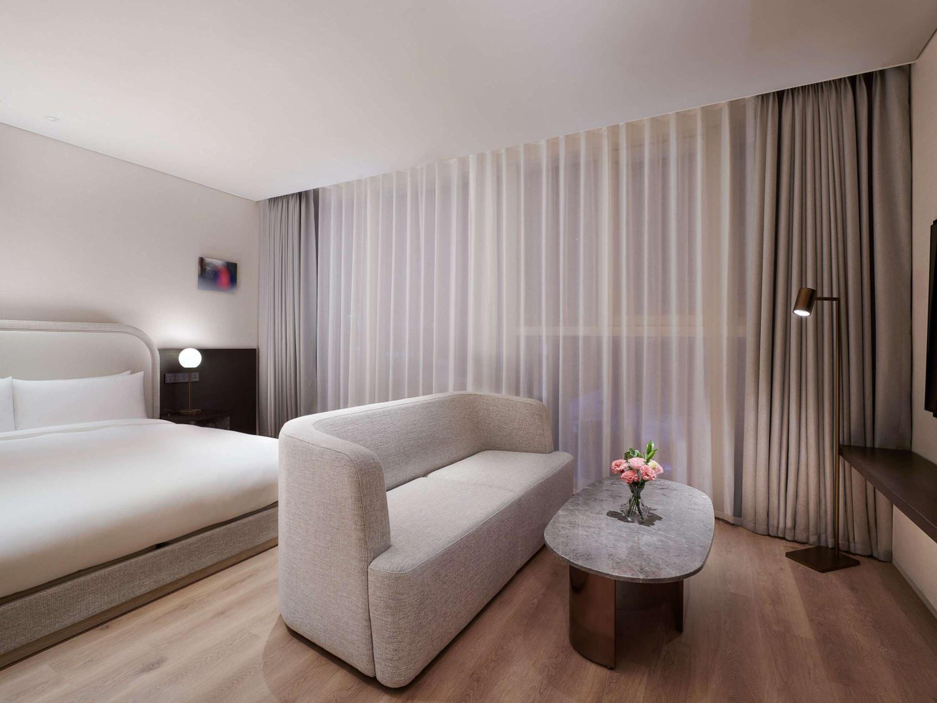 Superior King Room - Disability Access - Floors 3-5 (No View) - Photo 1