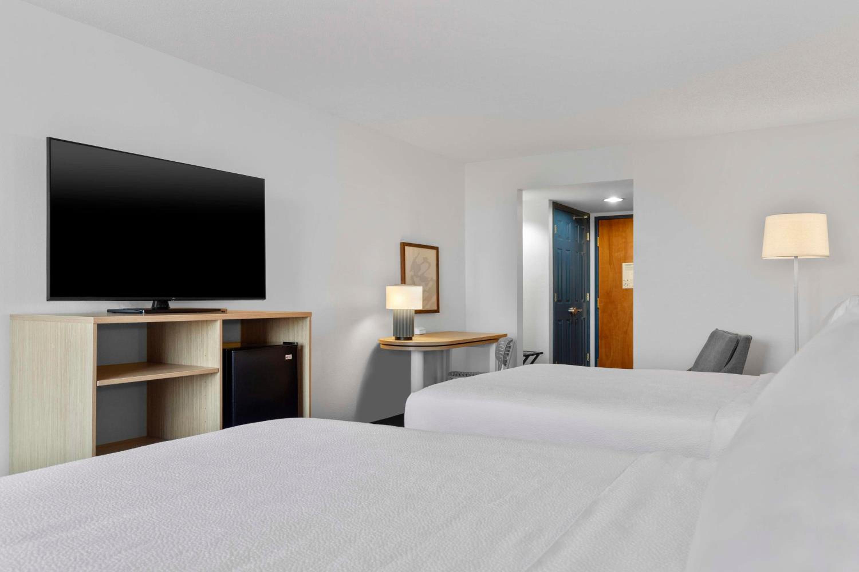 Queen Room with Two Queen Beds - Photo 1