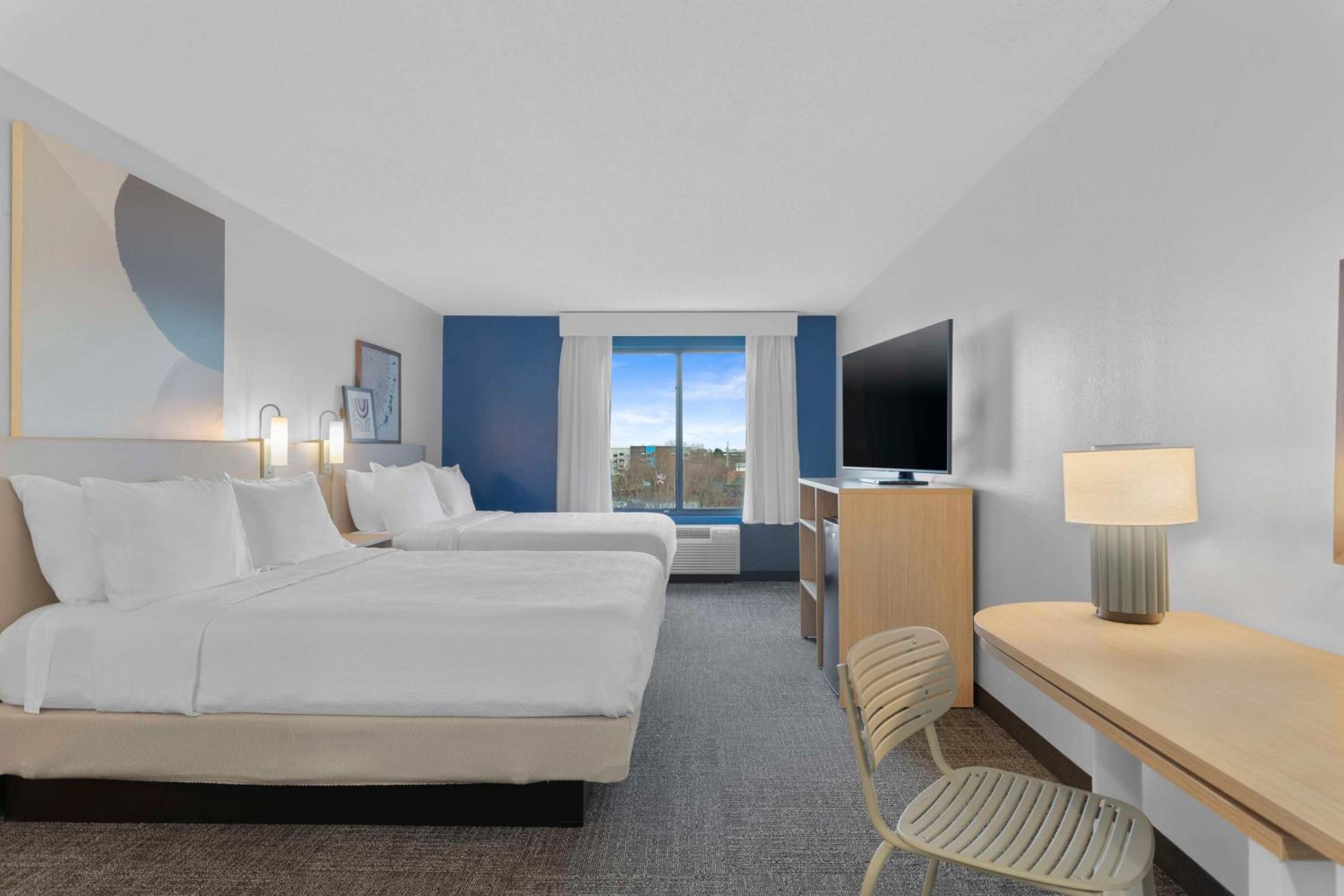 Queen Room with Two Queen Beds - Photo 2