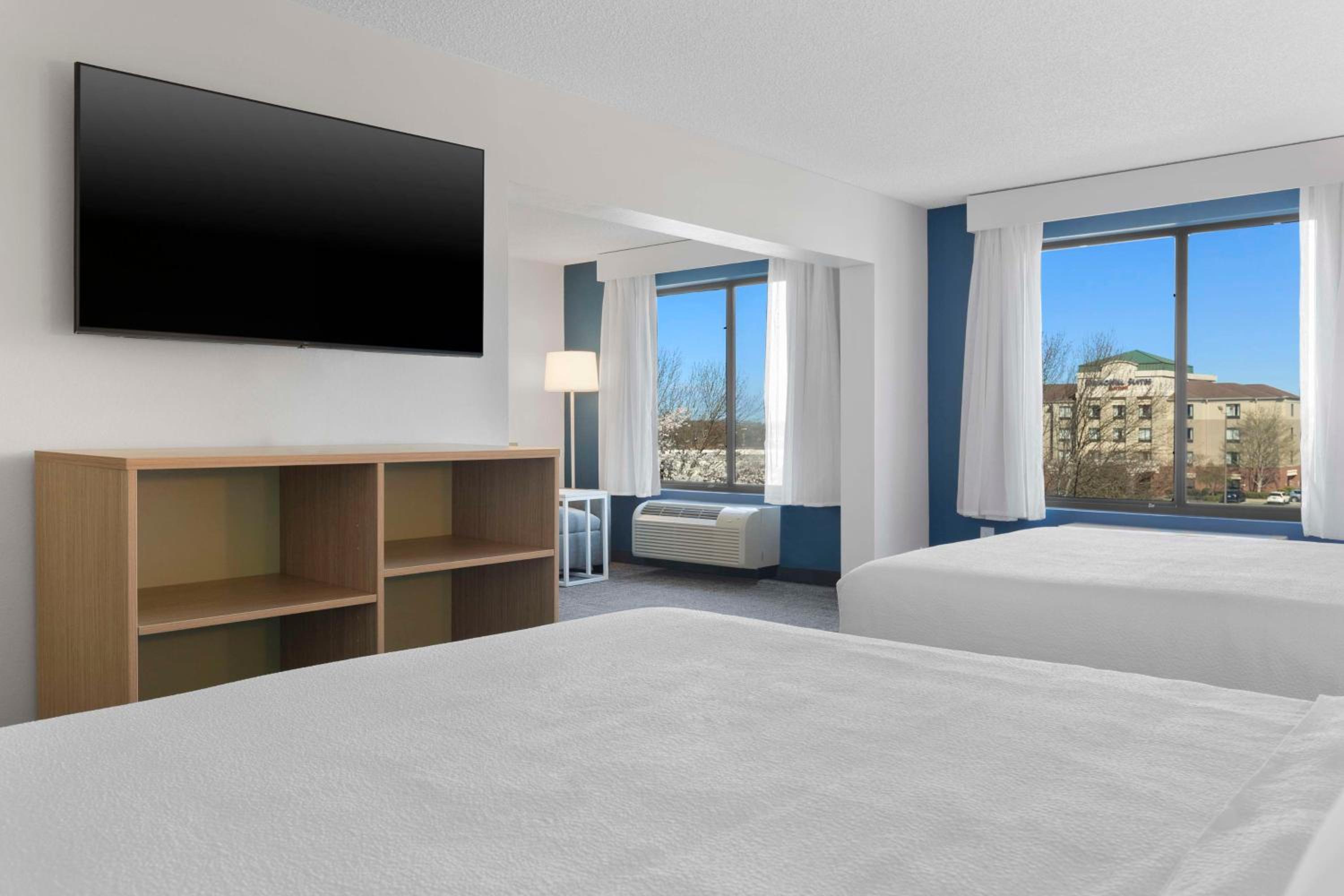 Queen Suite with Two Queen Beds - Photo 2