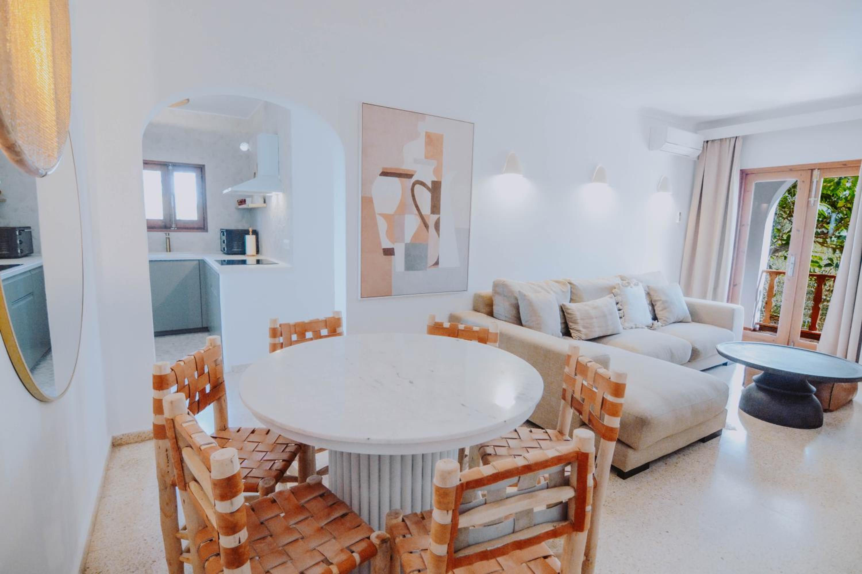 Apartamento de Tres Habitaciones con Balcón