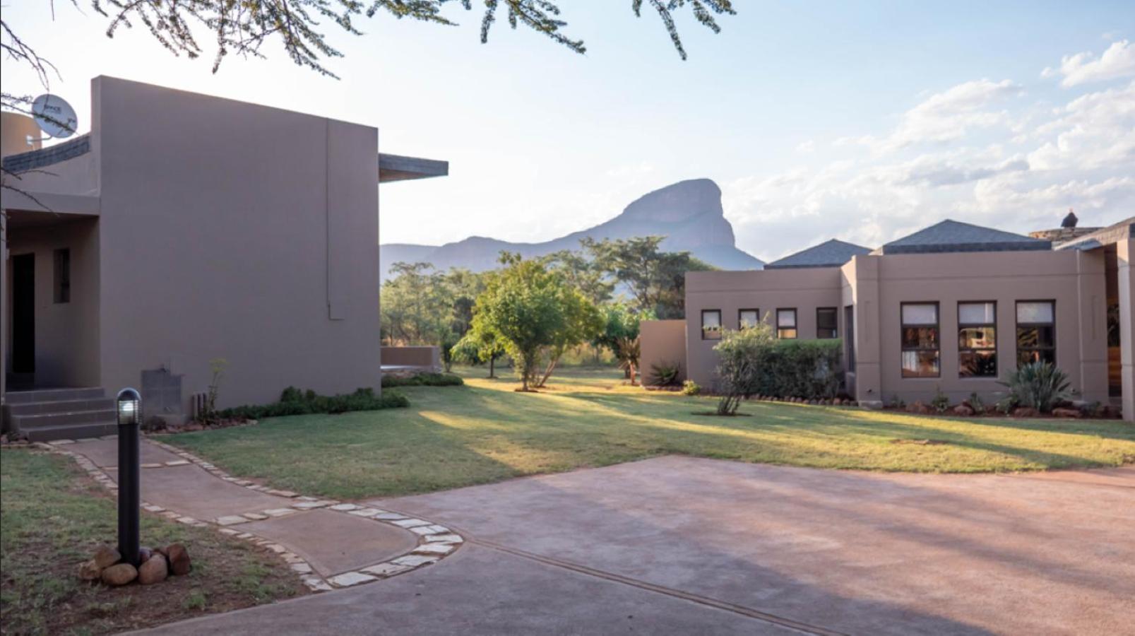 Five-Bedroom House photo 2