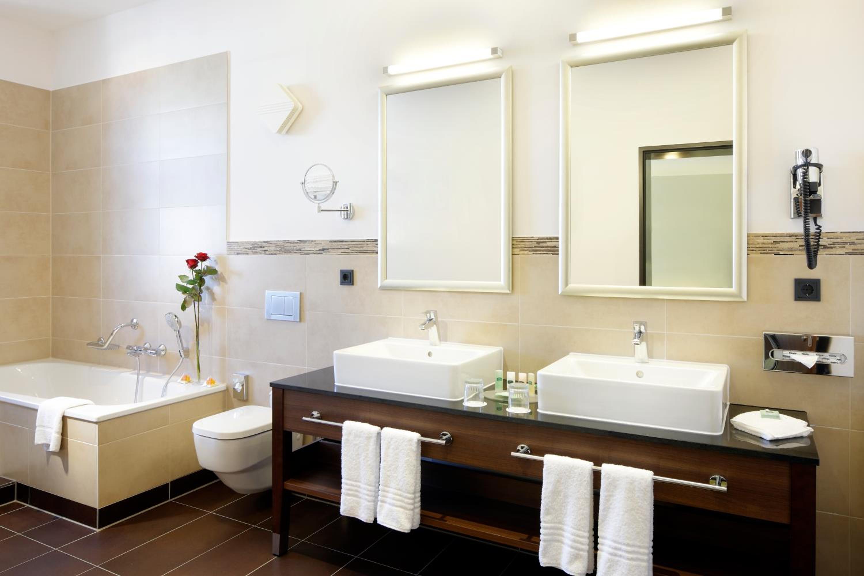 Superior Room, Guest room, 1 King, Lloyd Building - Photo 3
