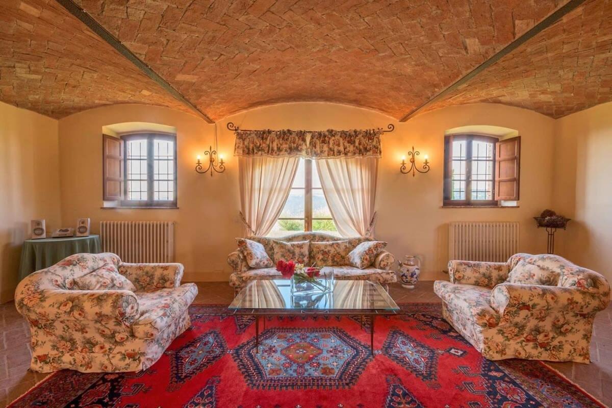 Six-Bedroom Villa  photo 1