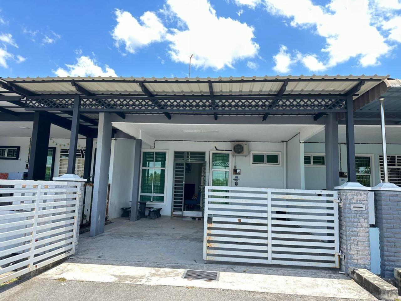 Three-Bedroom House photo 1