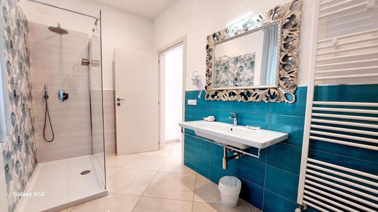 Double or Twin Room with Balcony - Photo 8