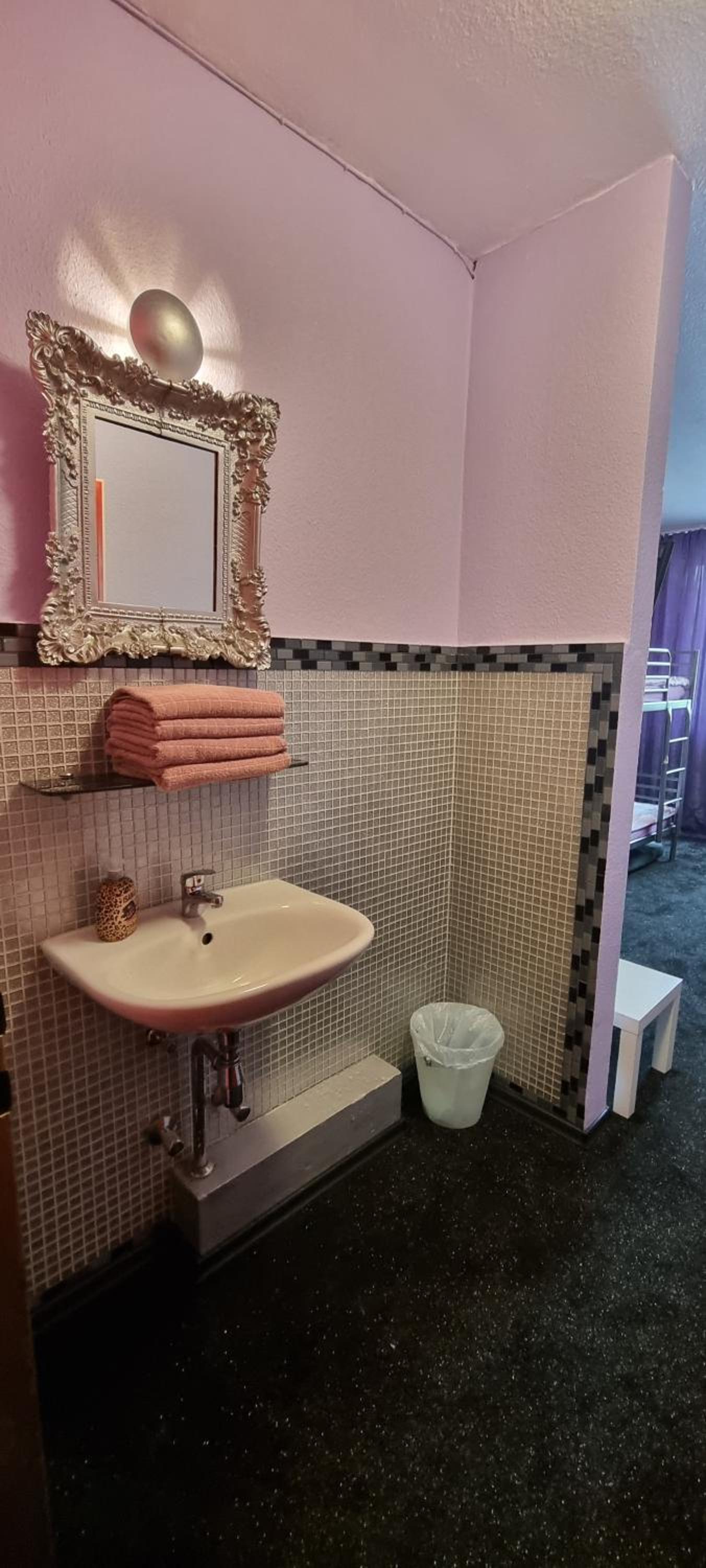 Quadruple Room with Shower - Photo 5