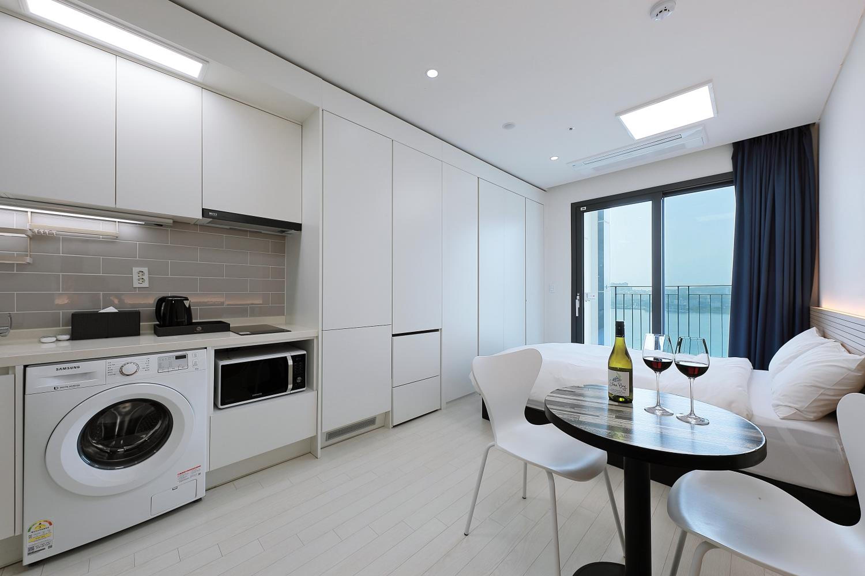 Double Room with Lake View - Photo 9