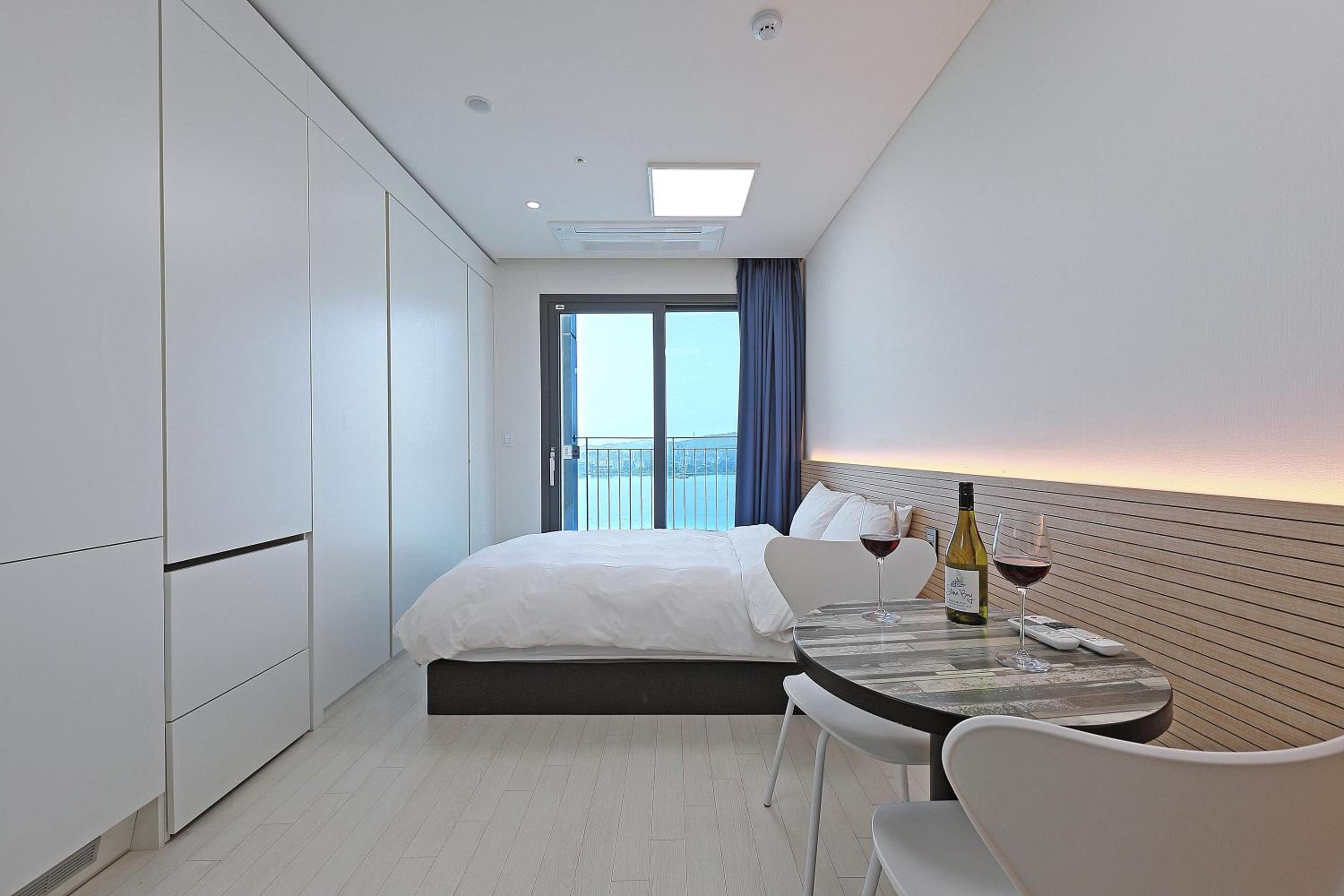Double Room with Lake View - Photo 10