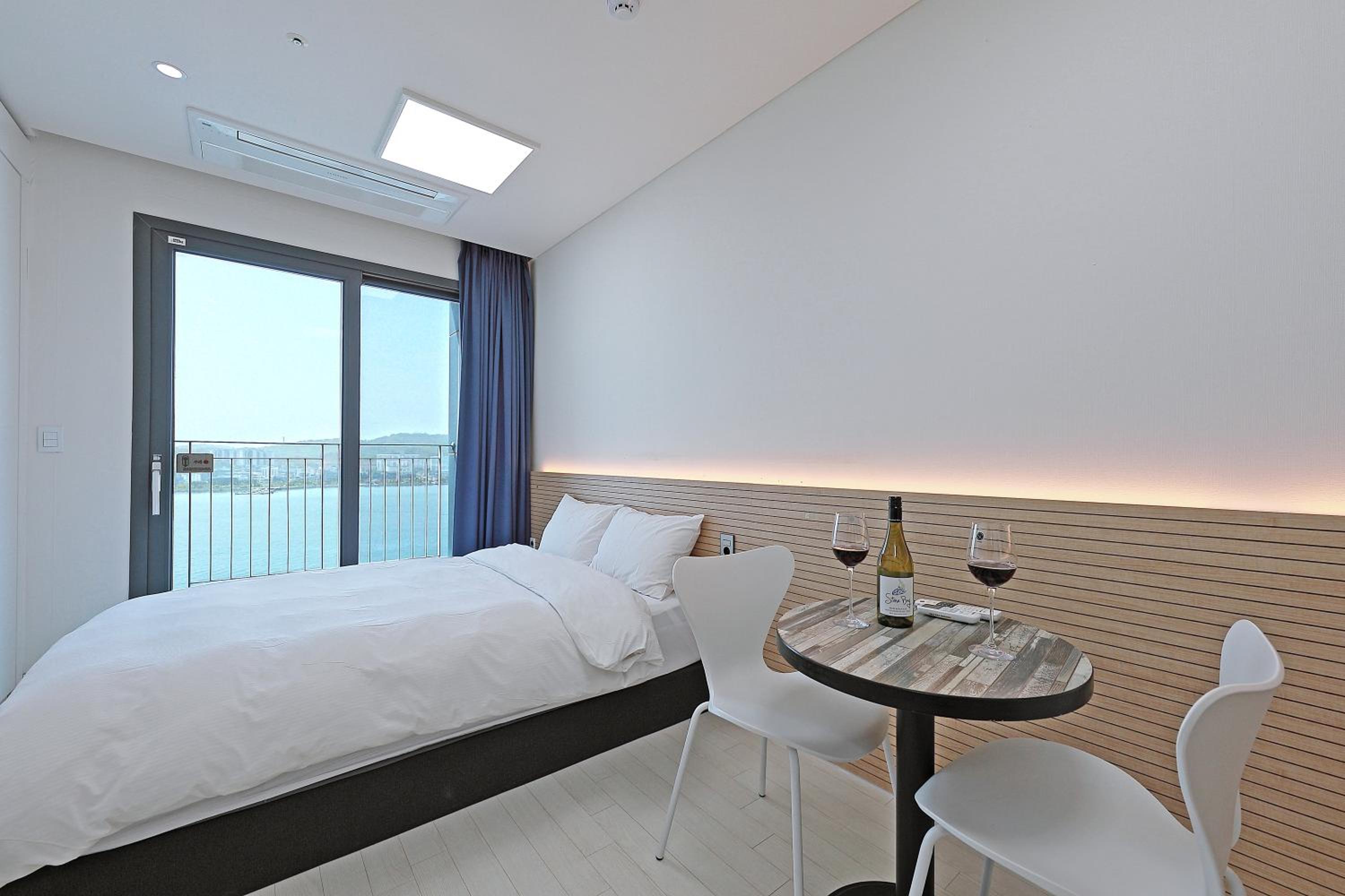Double Room with Lake View - Photo 8