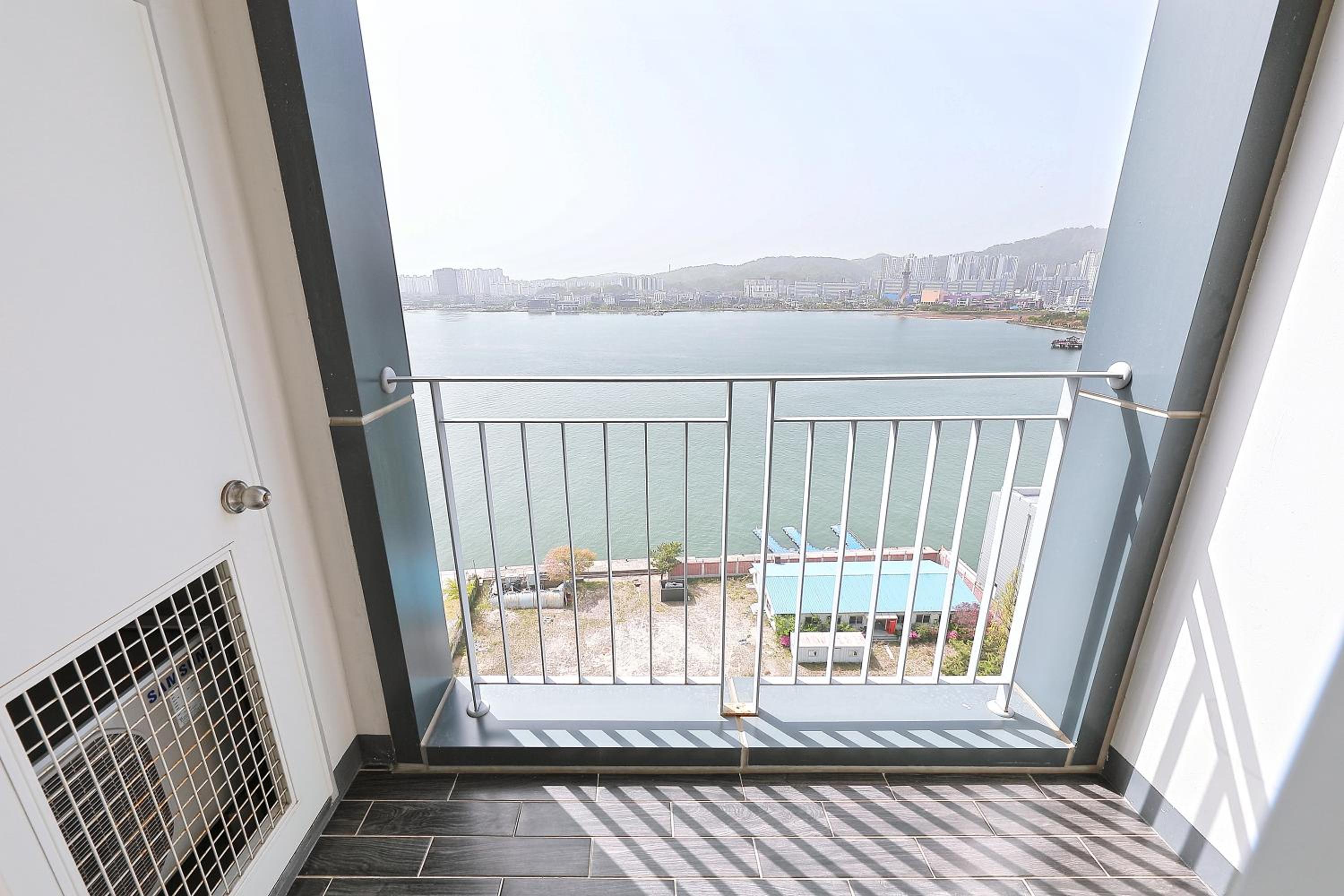 Double Room with Lake View - Photo 3
