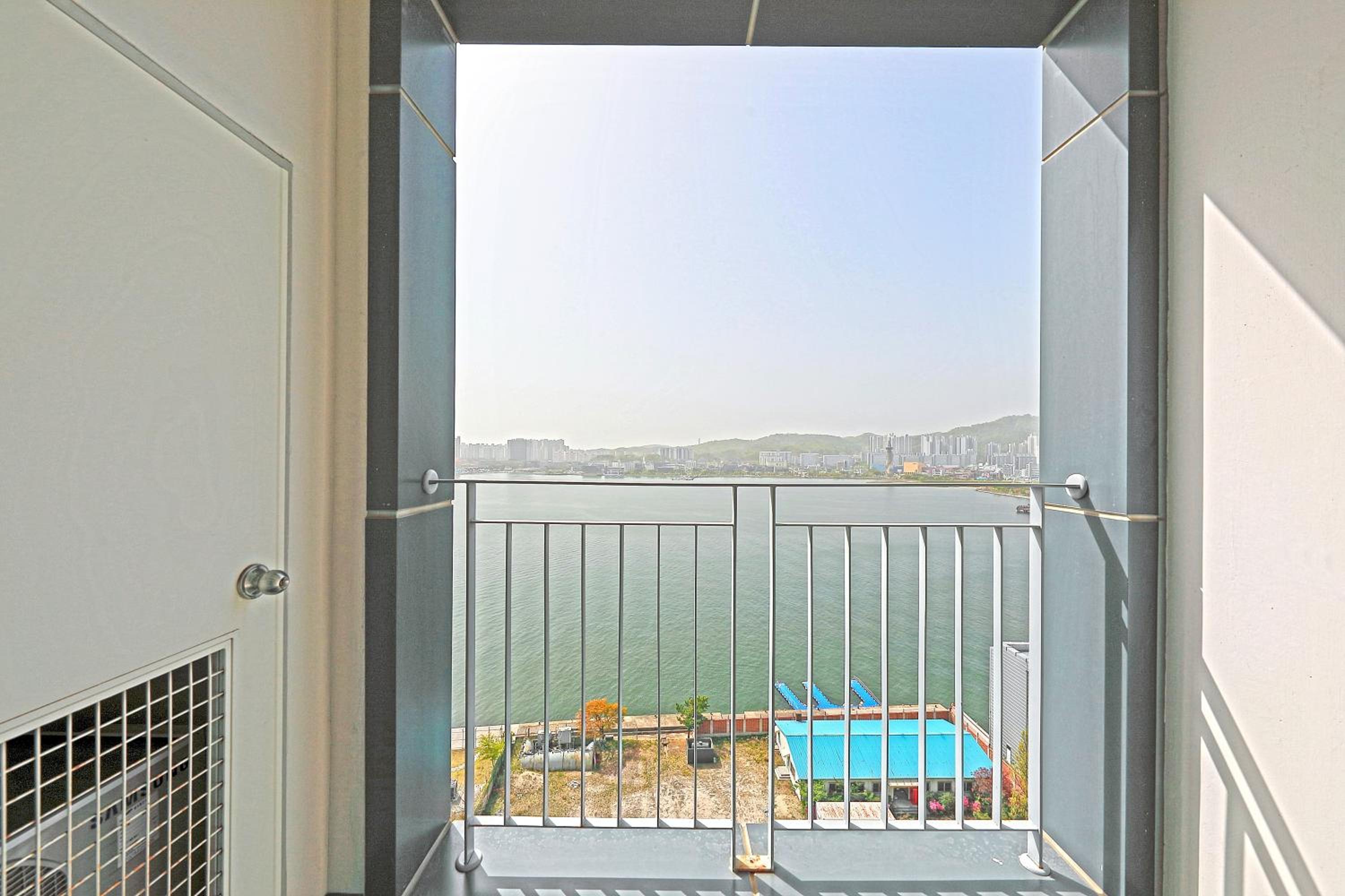 Double Room with Lake View - Photo 11
