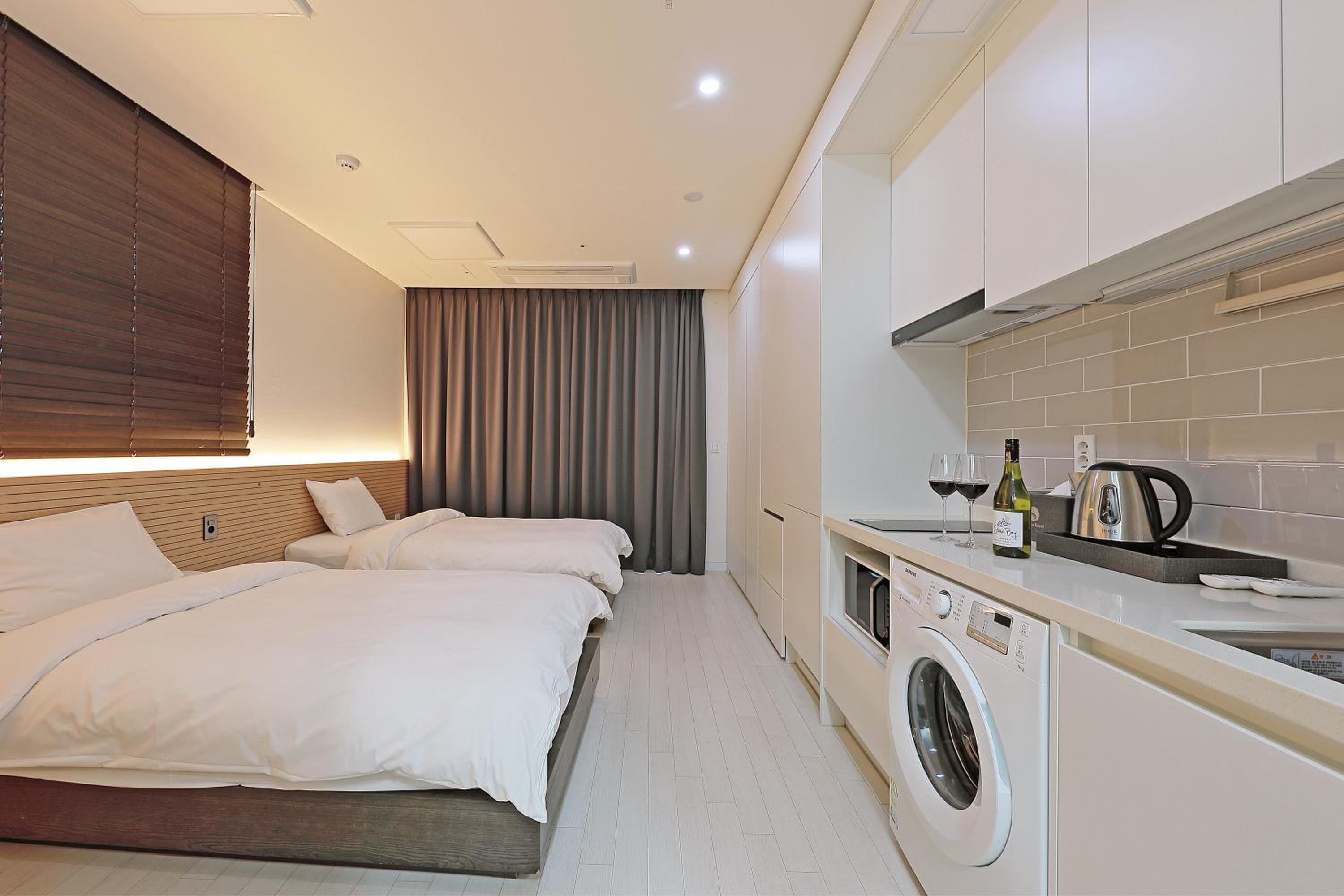 Standard Twin Room - Photo 7