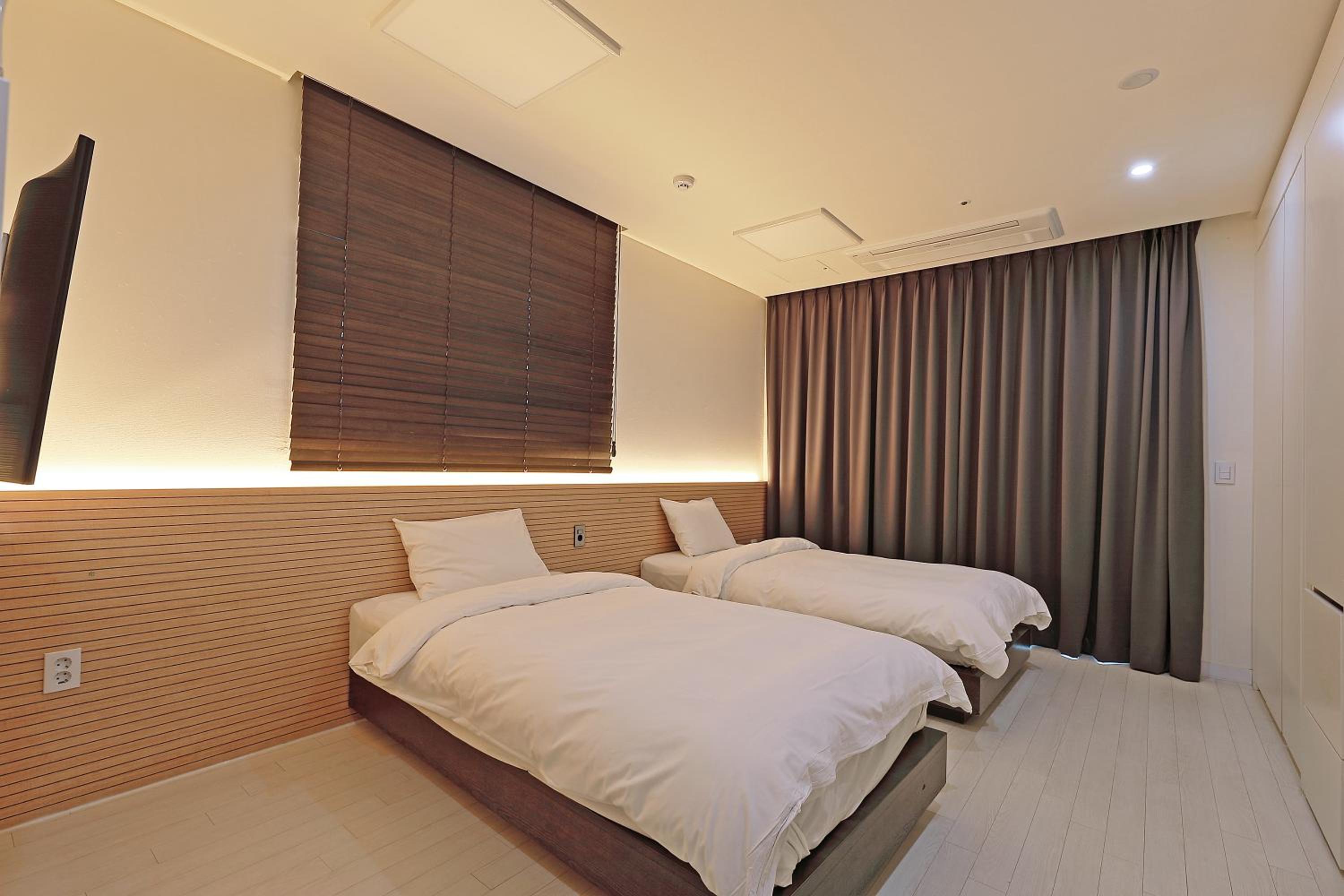 Standard Twin Room - Photo 2
