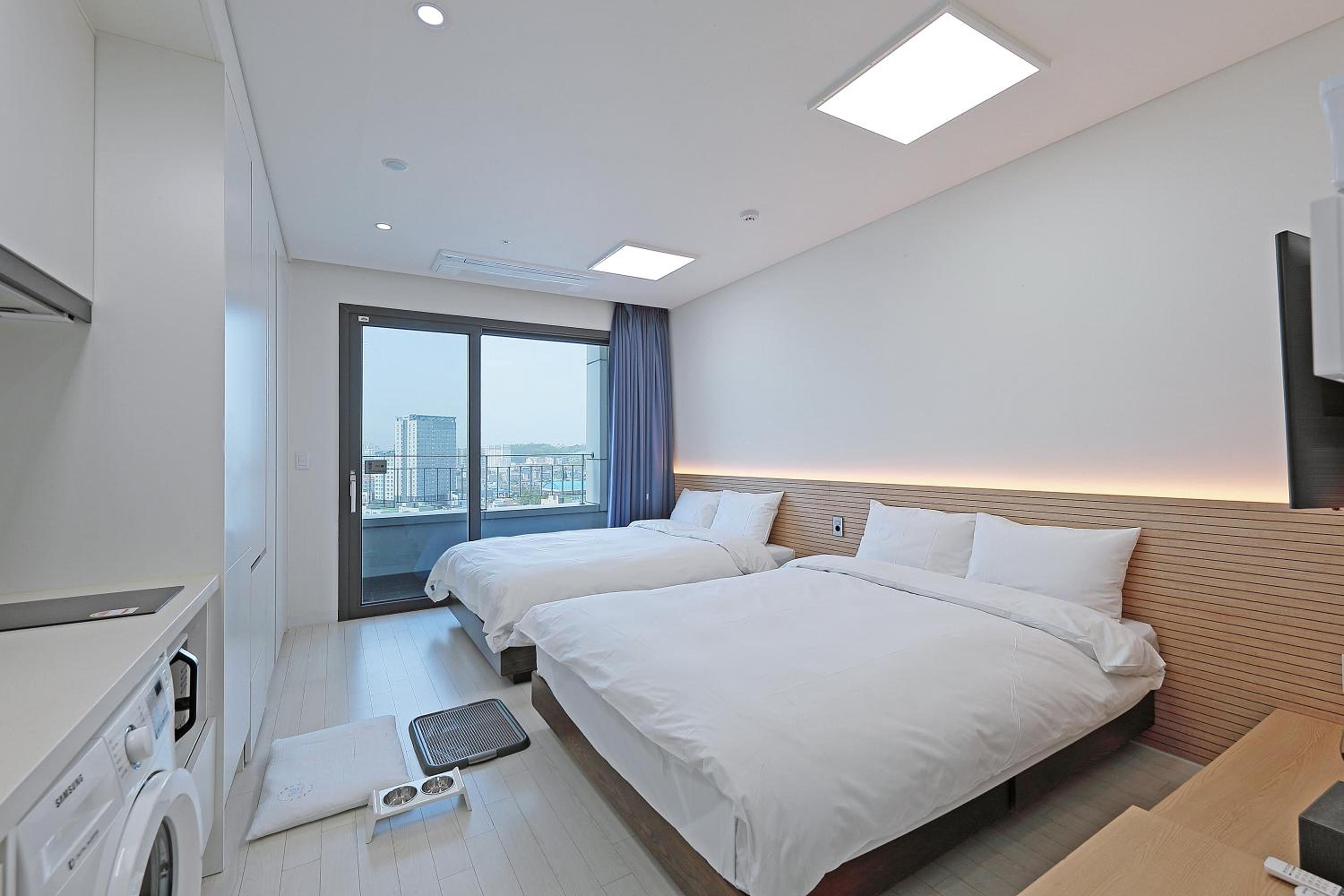Twin Room with City View - Pet Friendly - Photo 6