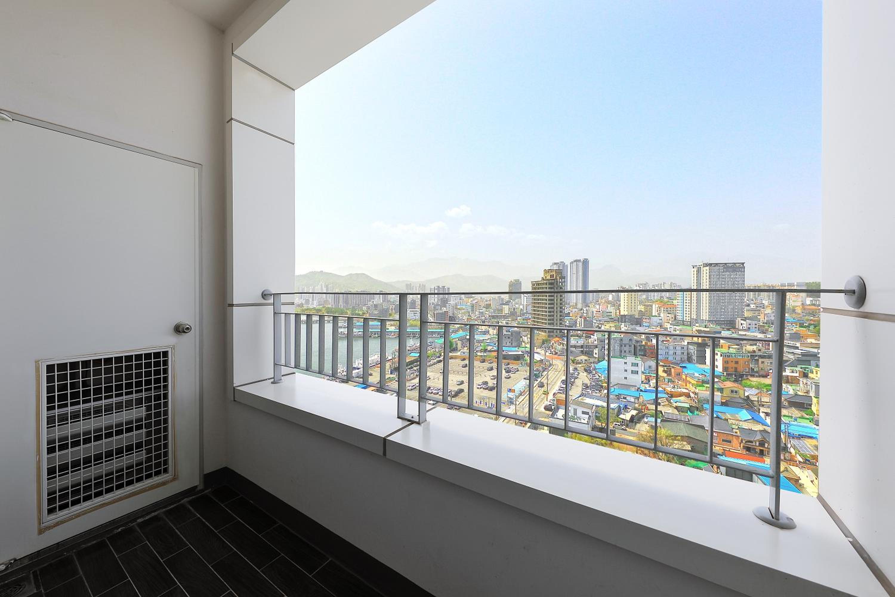 Twin Room with City View - Pet Friendly - Photo 4