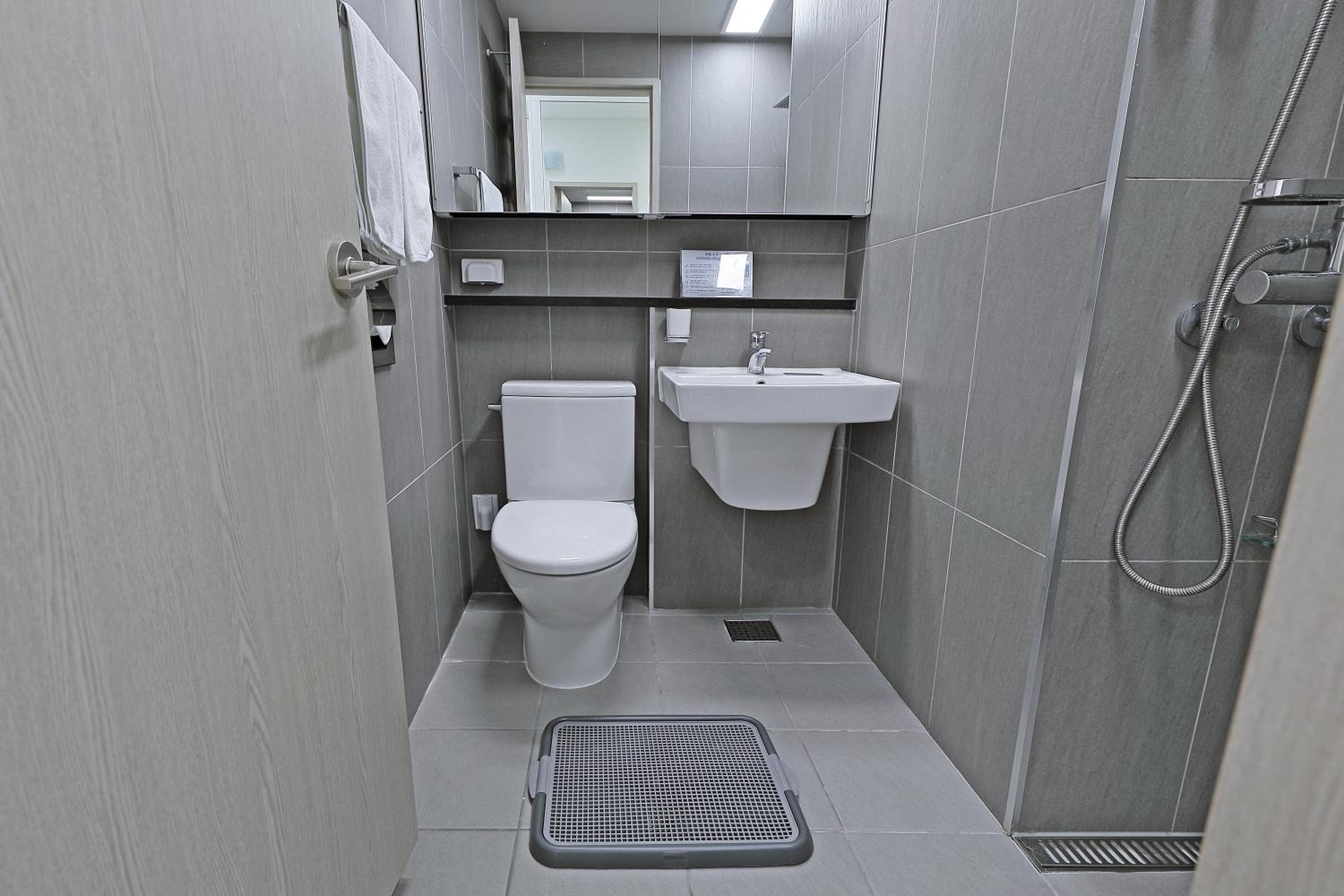 Twin Room with City View - Pet Friendly - Photo 2