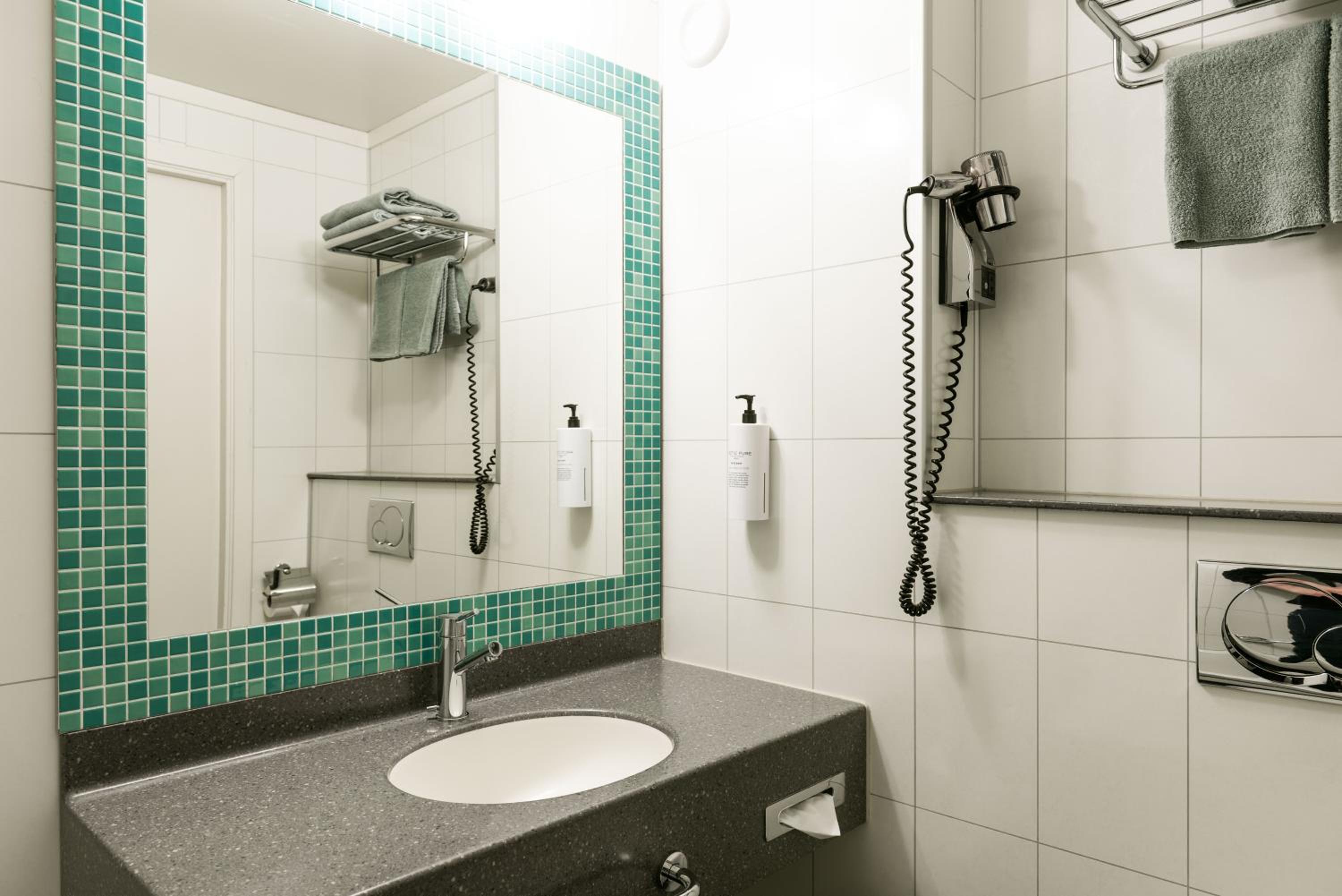 Standard Guest Room - Photo 7