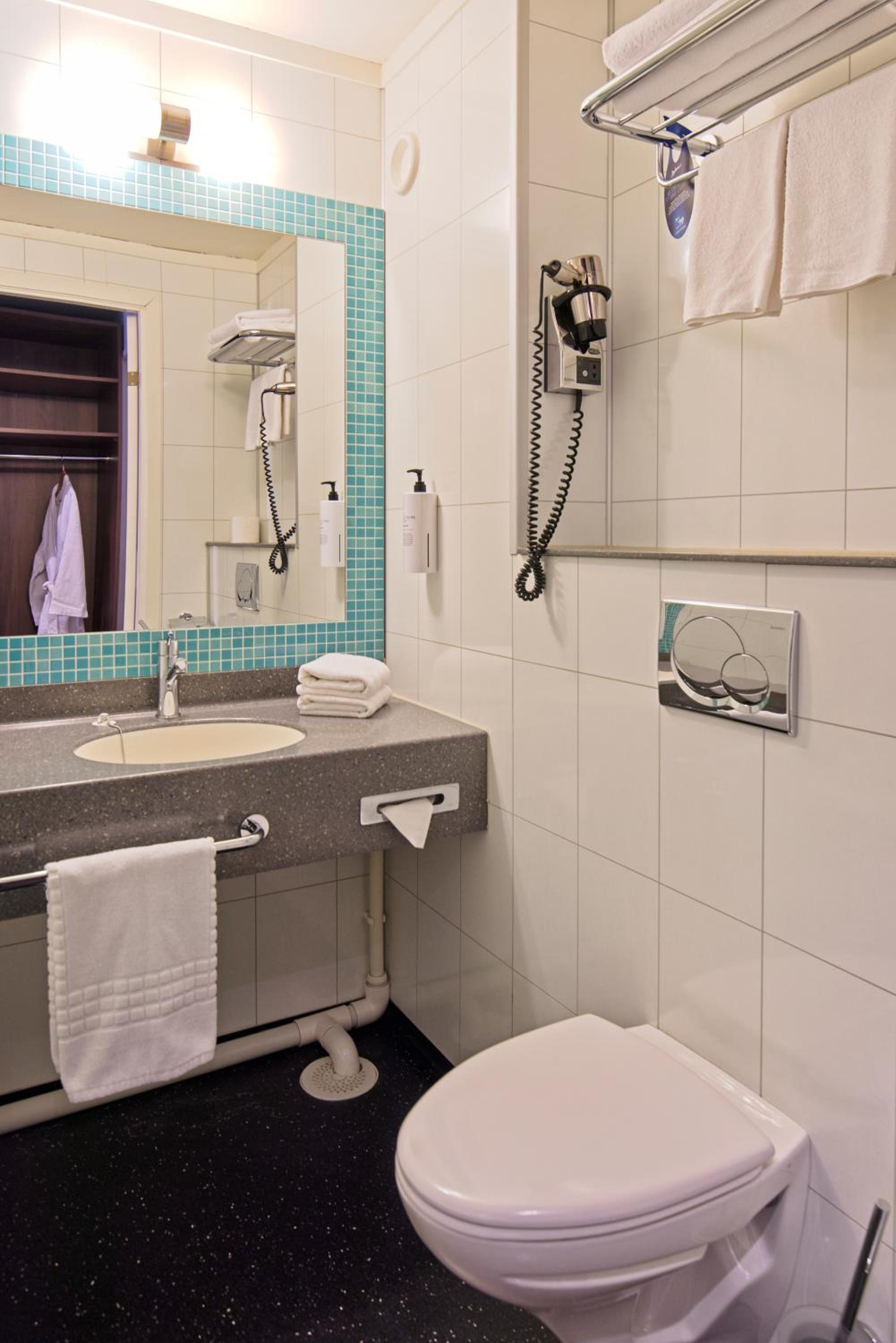 Standard Guest Room - Photo 8