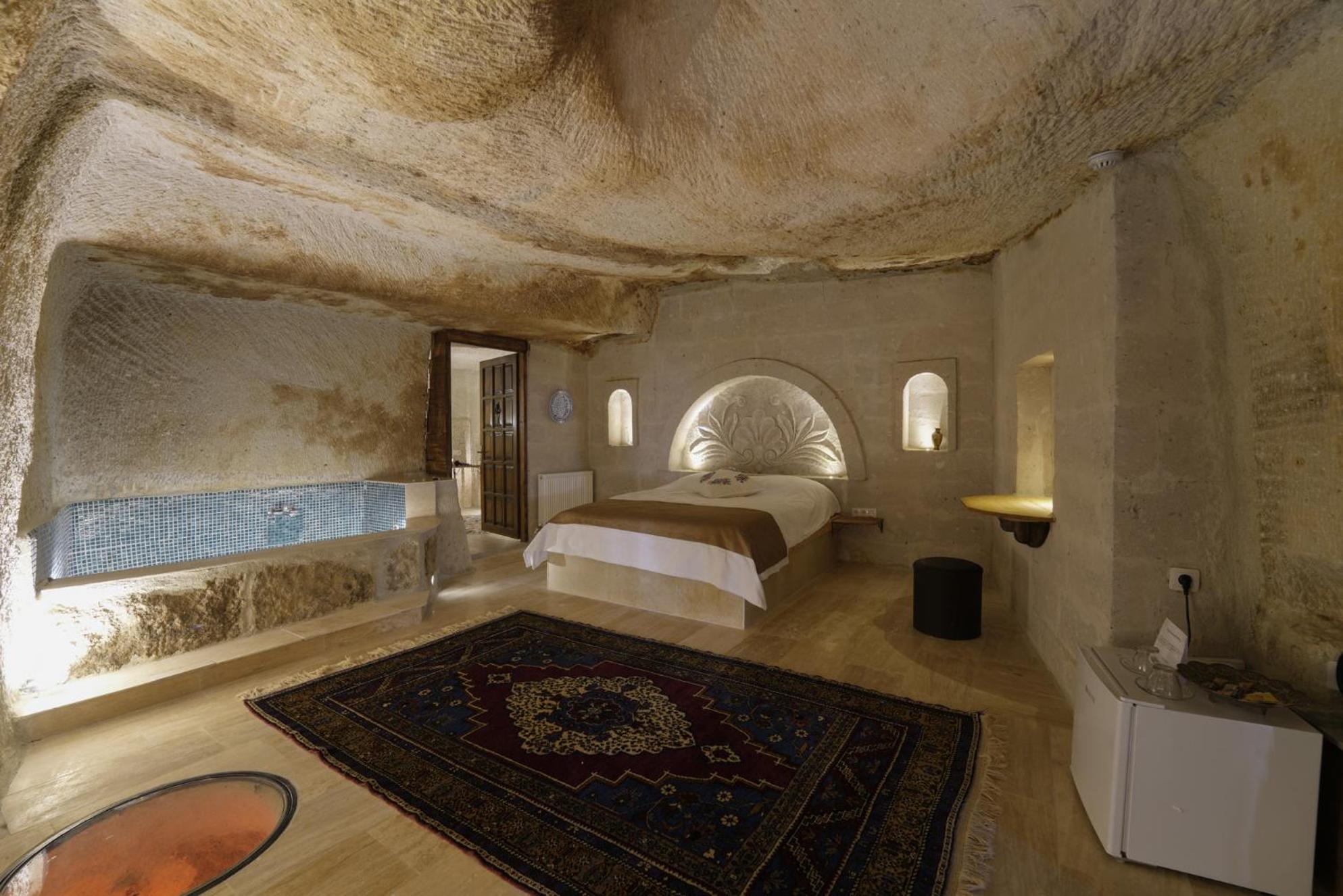 Deluxe Double Room with Bath - Photo 1