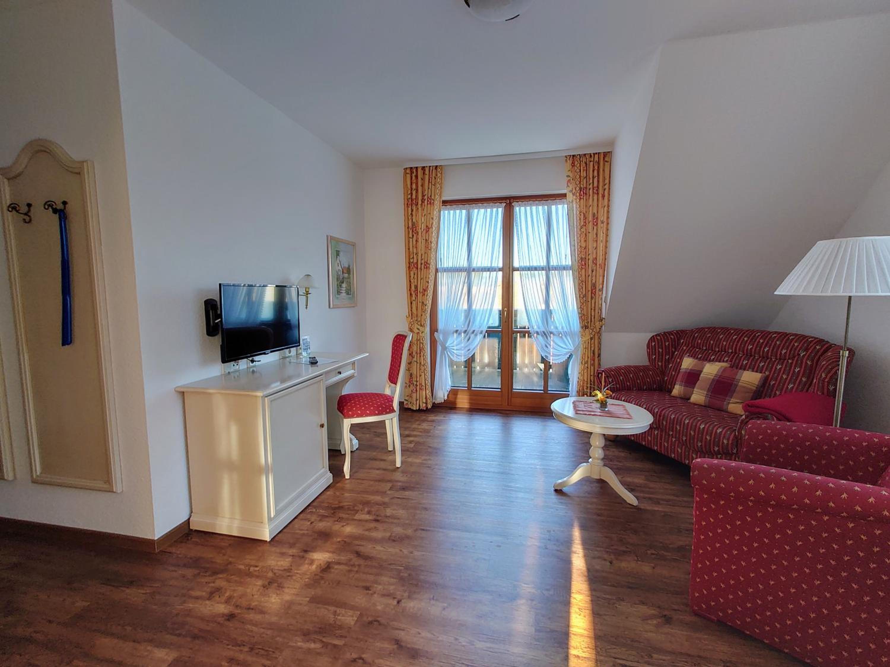 One-Bedroom Apartment with Balcony and Mountain View   photo 2