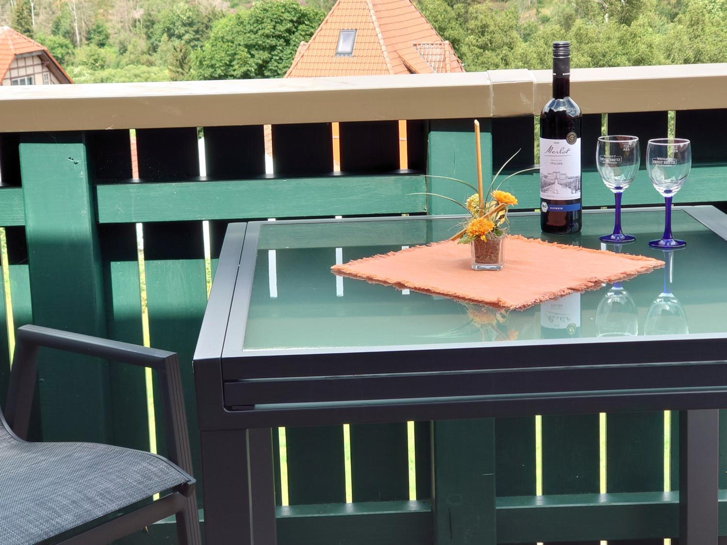 One-Bedroom Apartment with Balcony and Mountain View   photo 3