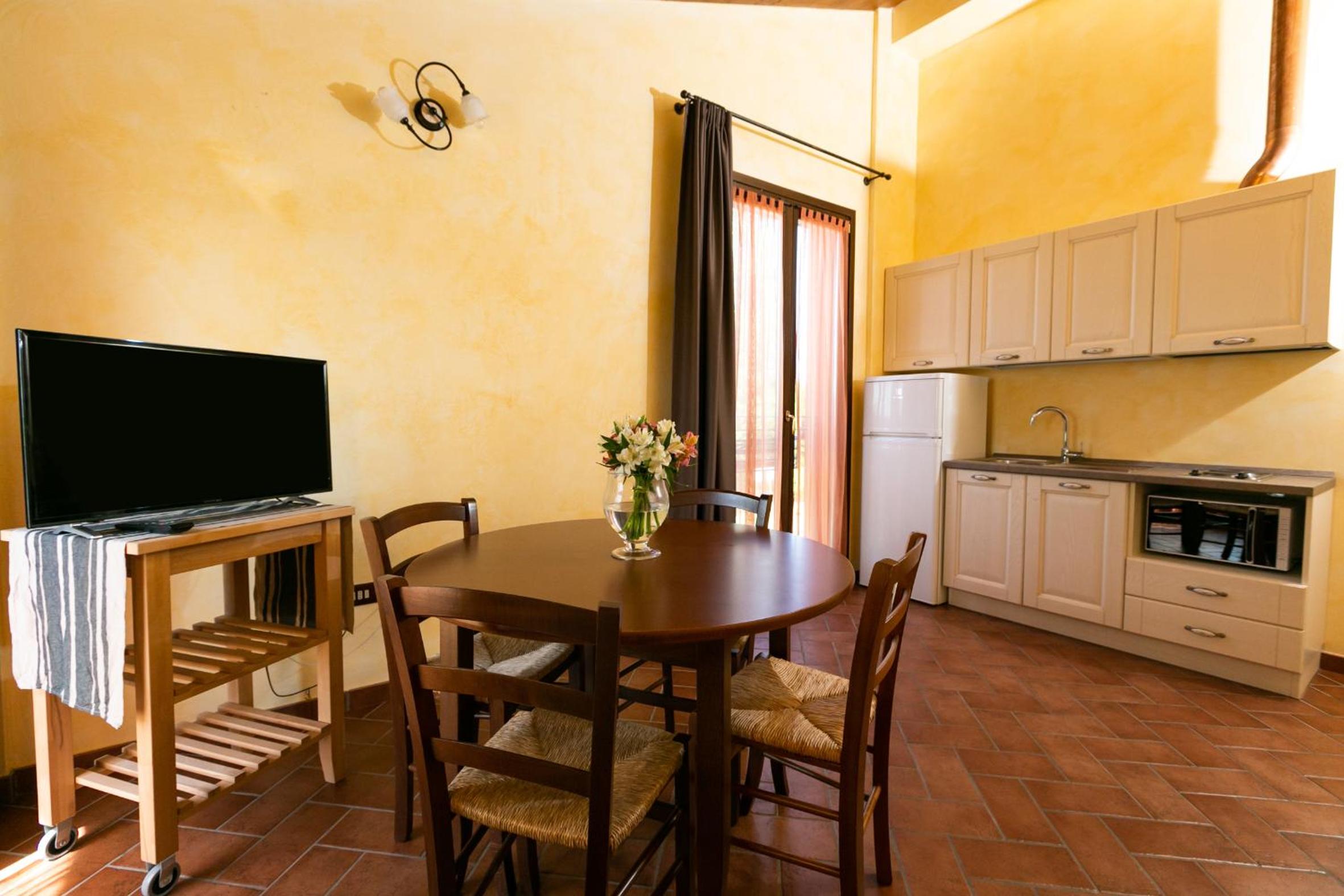 Superior One-Bedroom Apartment - Photo 2