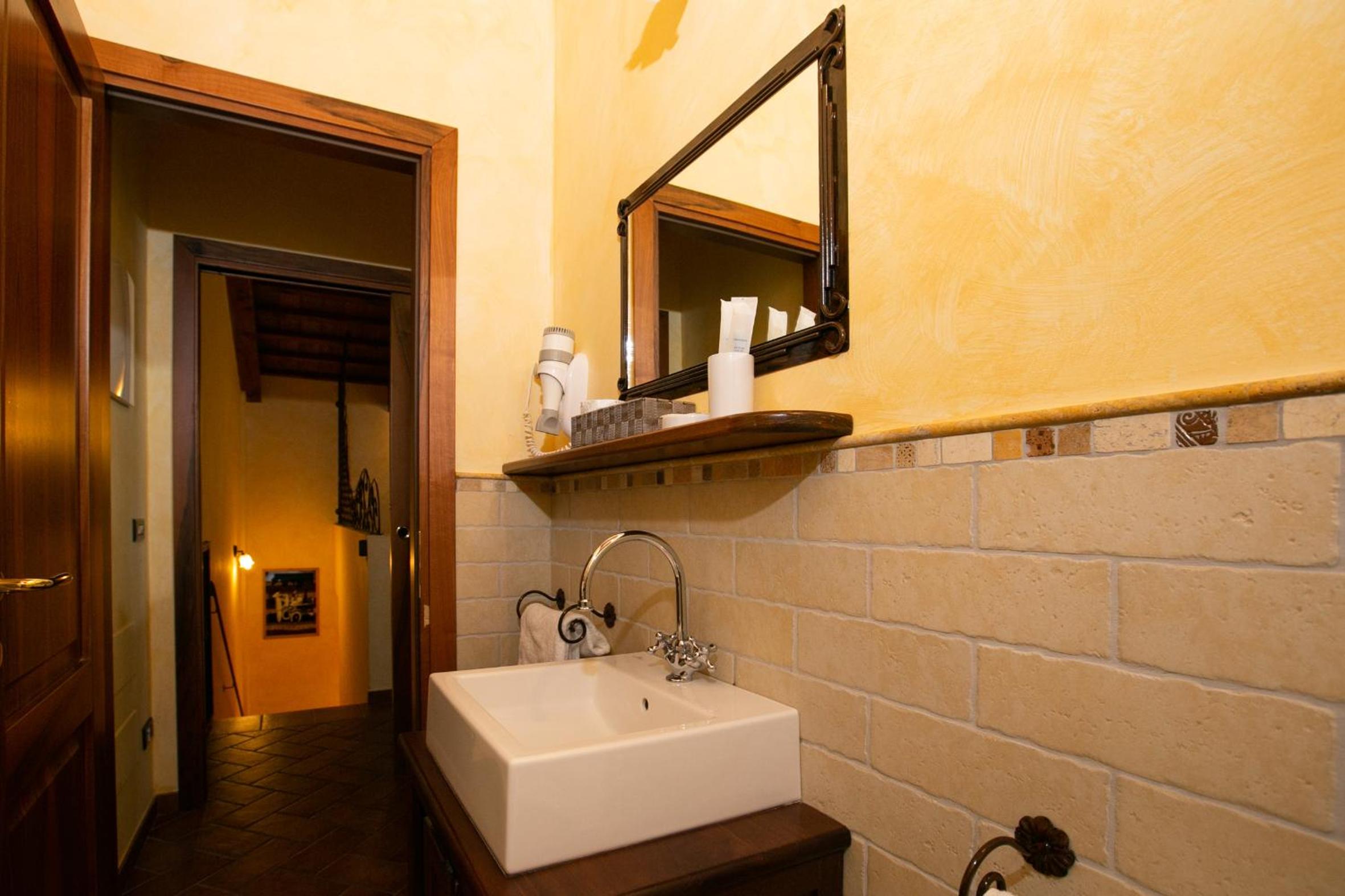 Superior One-Bedroom Apartment - Photo 12