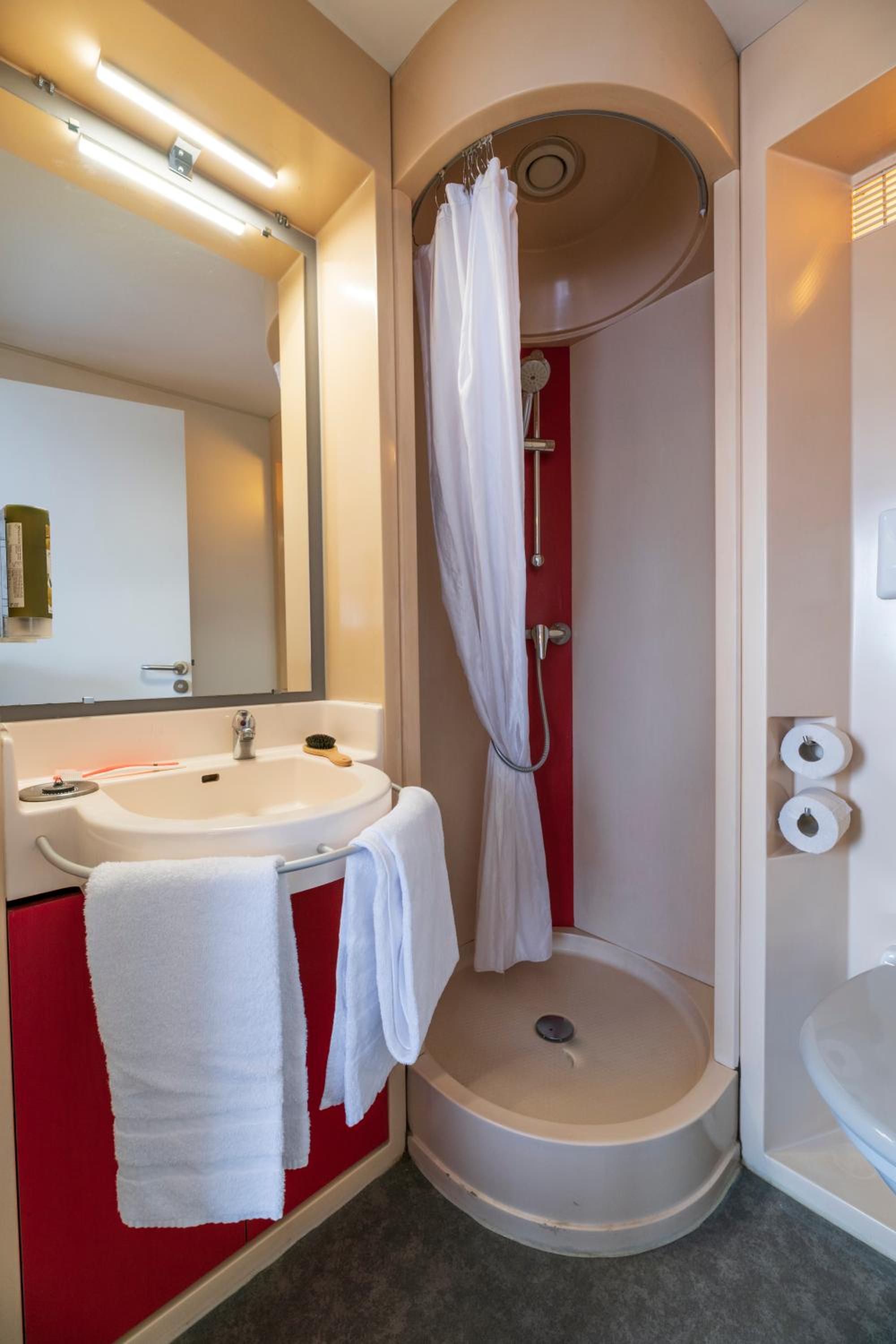 Twin Room with Private Bathroom - Photo 2