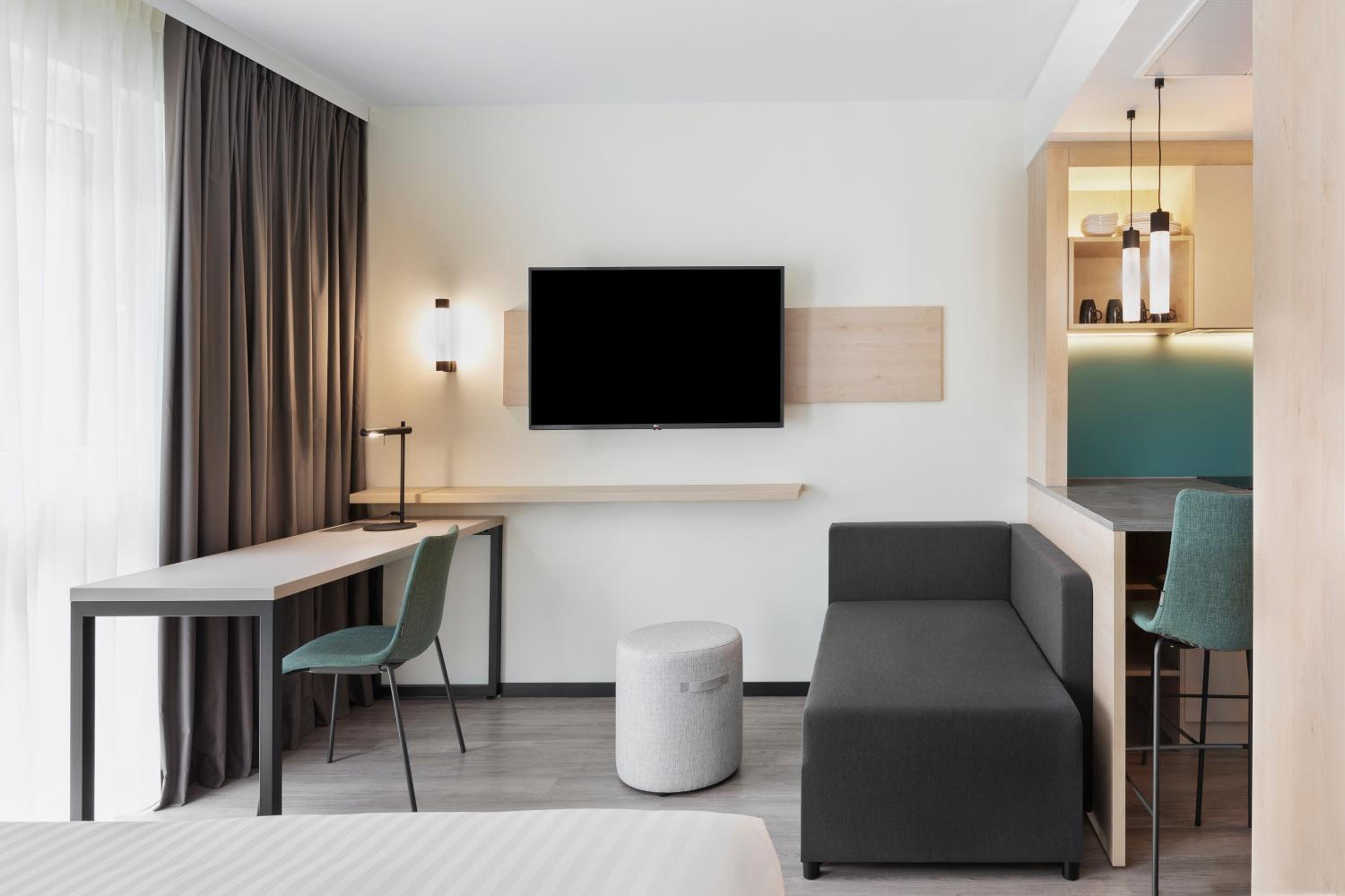 Comfort King Studio with Sofa Bed - Photo 3