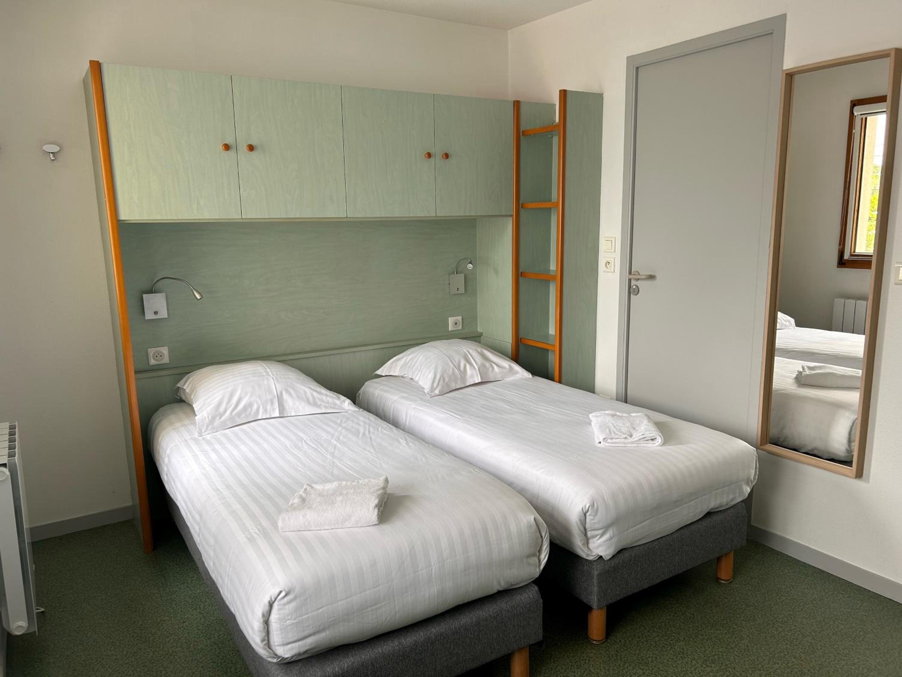 Twin Room with Private Bathroom - Photo 2